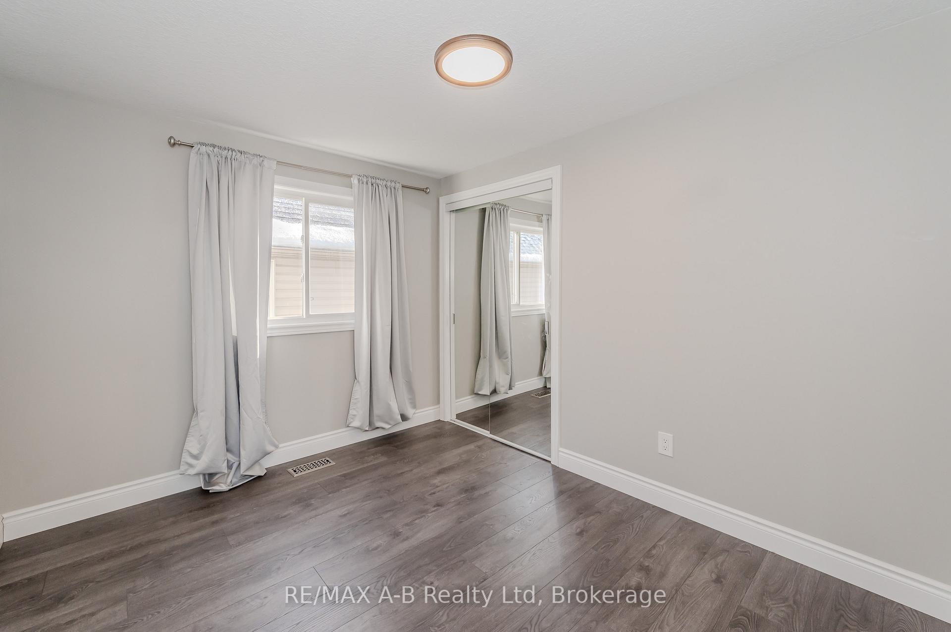 Photo 14 of 284 Bridlewreath Street, Kitchener — HOMEH