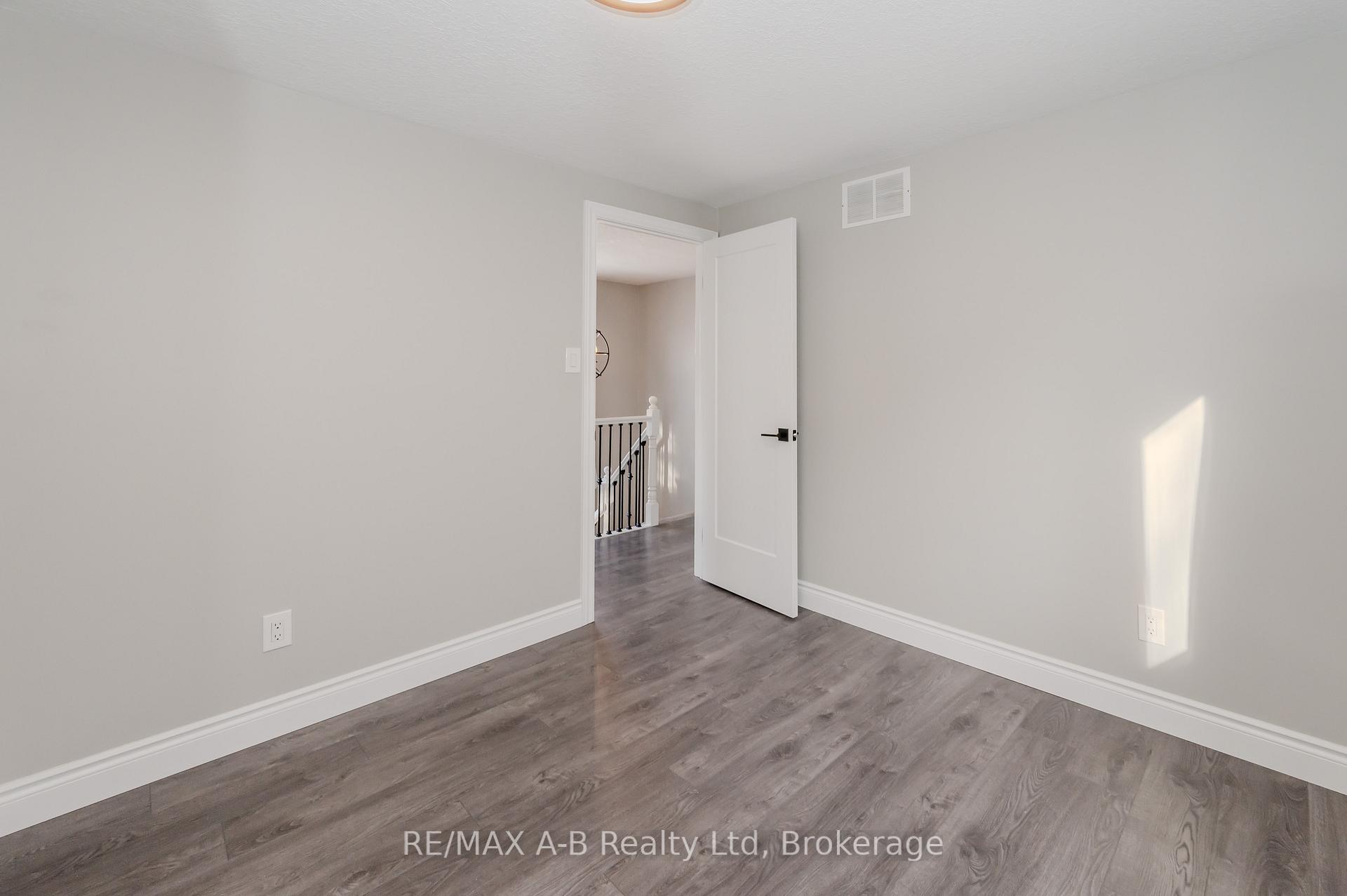 Photo 15 of 284 Bridlewreath Street, Kitchener — HOMEH