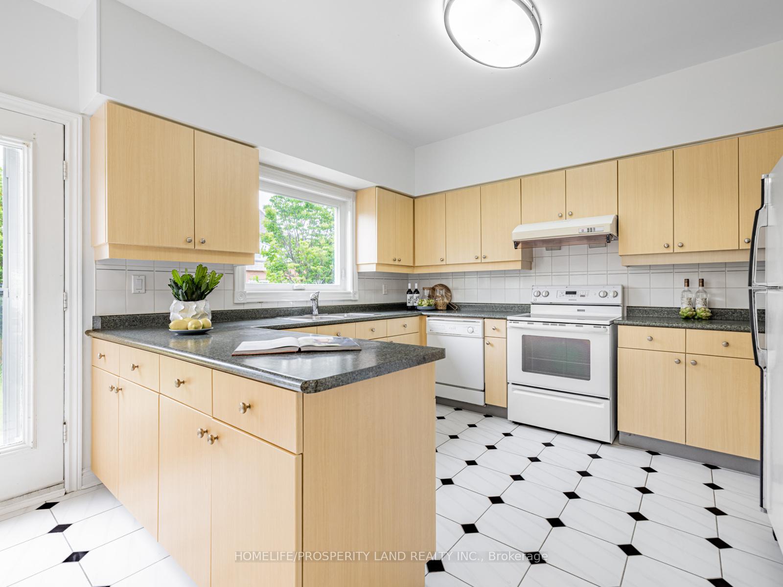 Photo 10 of 30 Tenbury Drive, Markham, Unionville — HOMEH