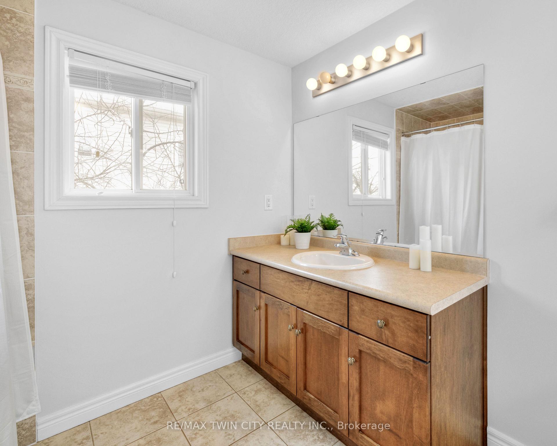 Photo 19 of 115 Upper Mercer Street, Kitchener, Grand River South — HOMEH