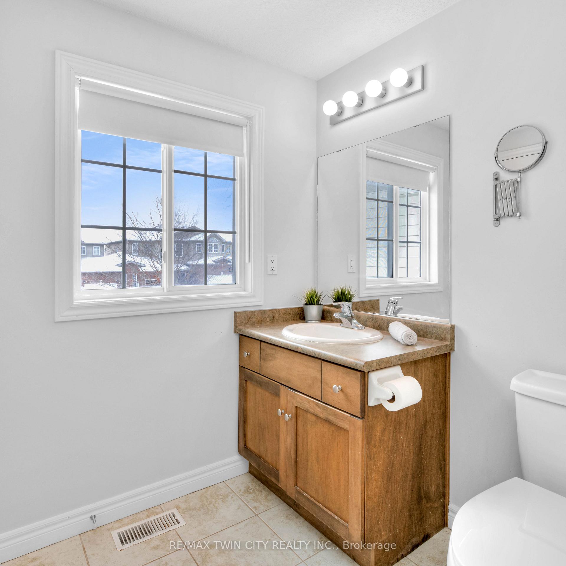 Photo 24 of 115 Upper Mercer Street, Kitchener, Grand River South — HOMEH