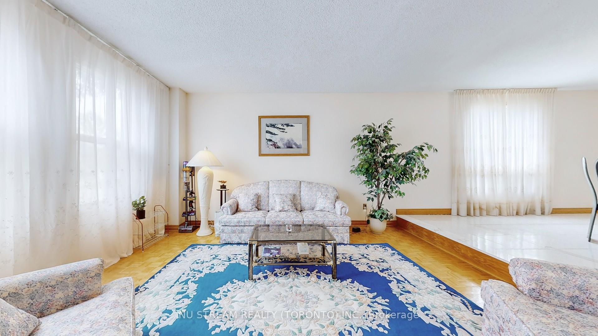 Photo 4 of 2 Winston Road, Markham, Milliken Mills East — HOMEH
