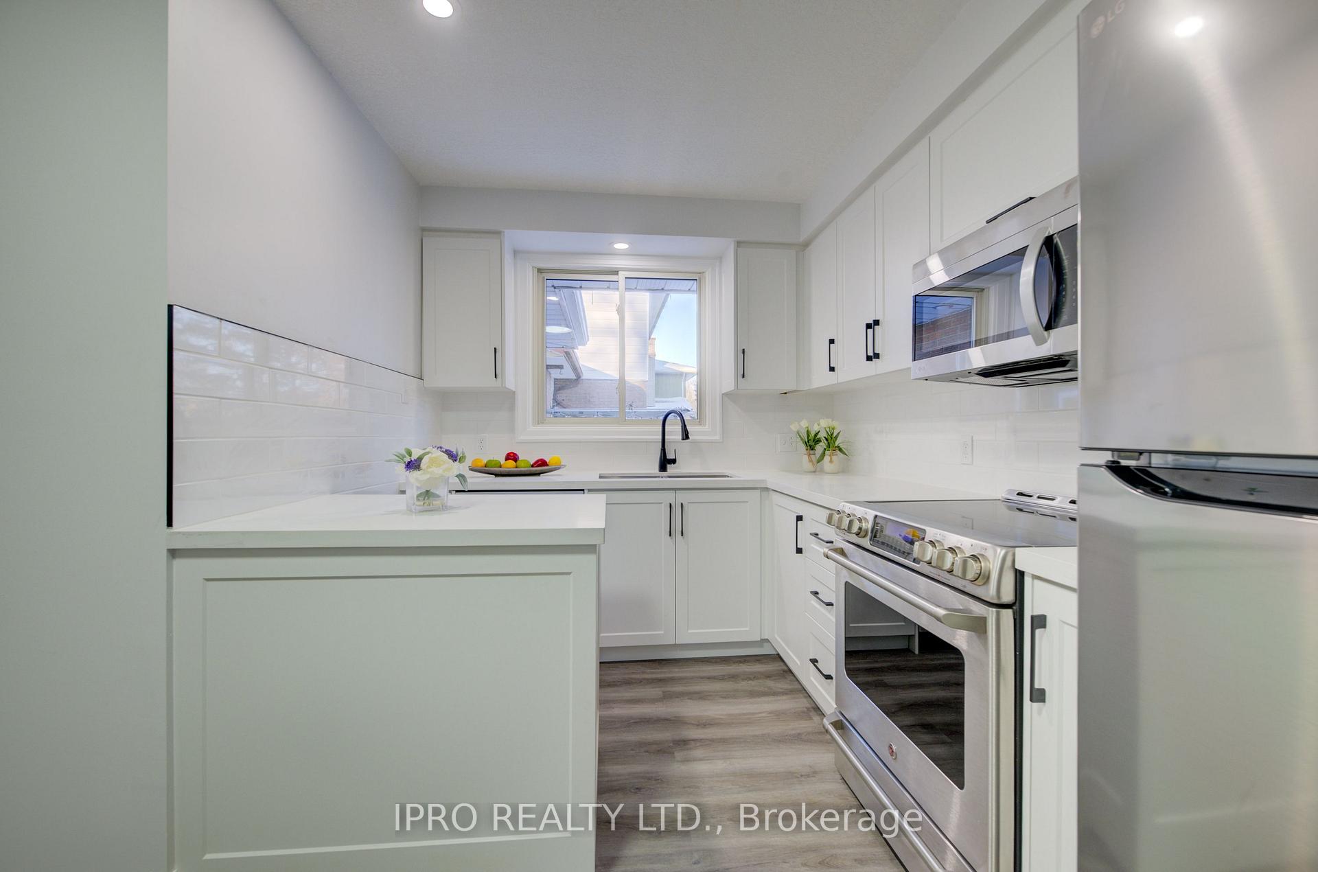 Photo 14 of 18 Martinglen Crescent, Kitchener — HOMEH
