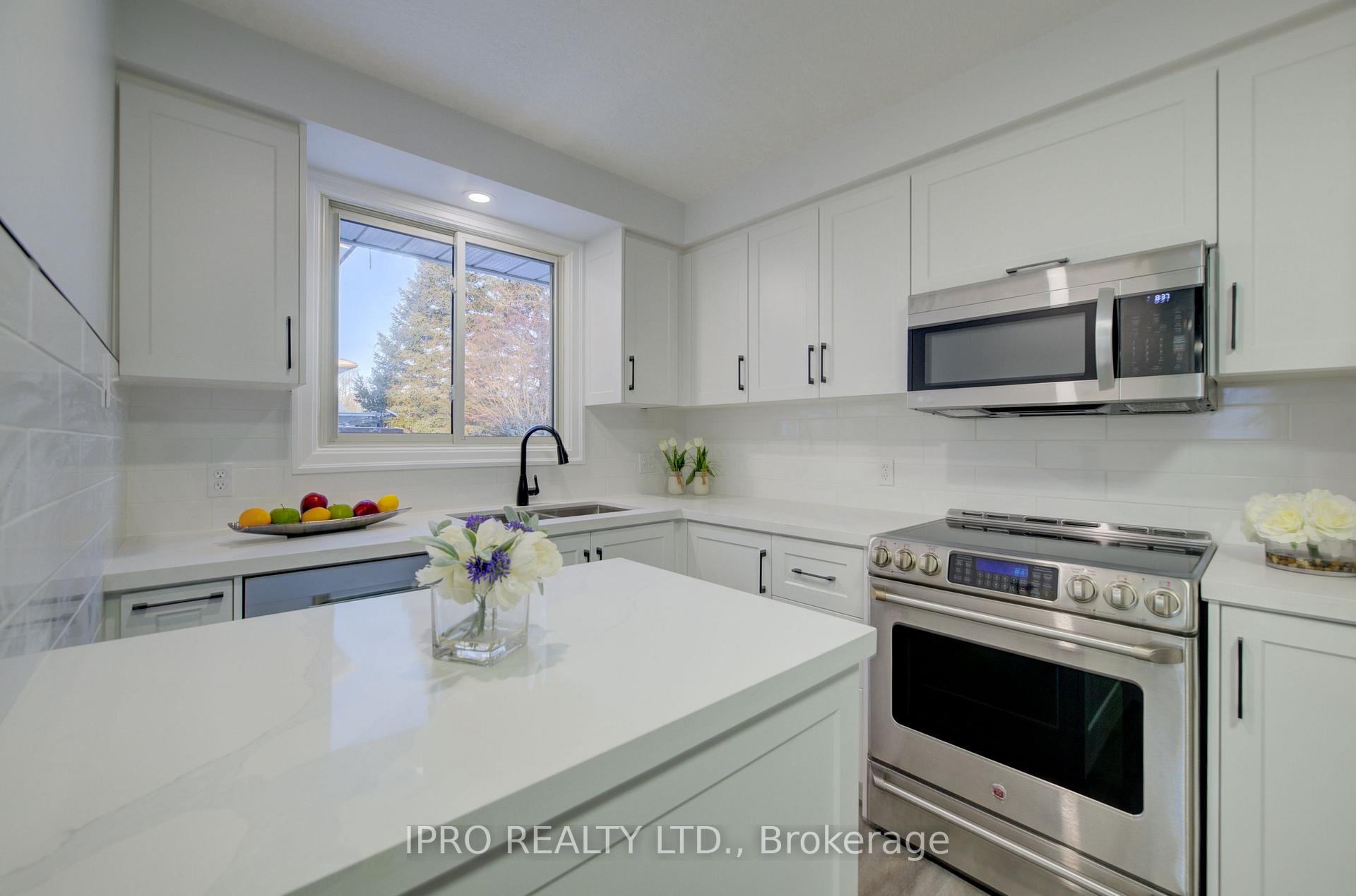 Photo 15 of 18 Martinglen Crescent, Kitchener — HOMEH