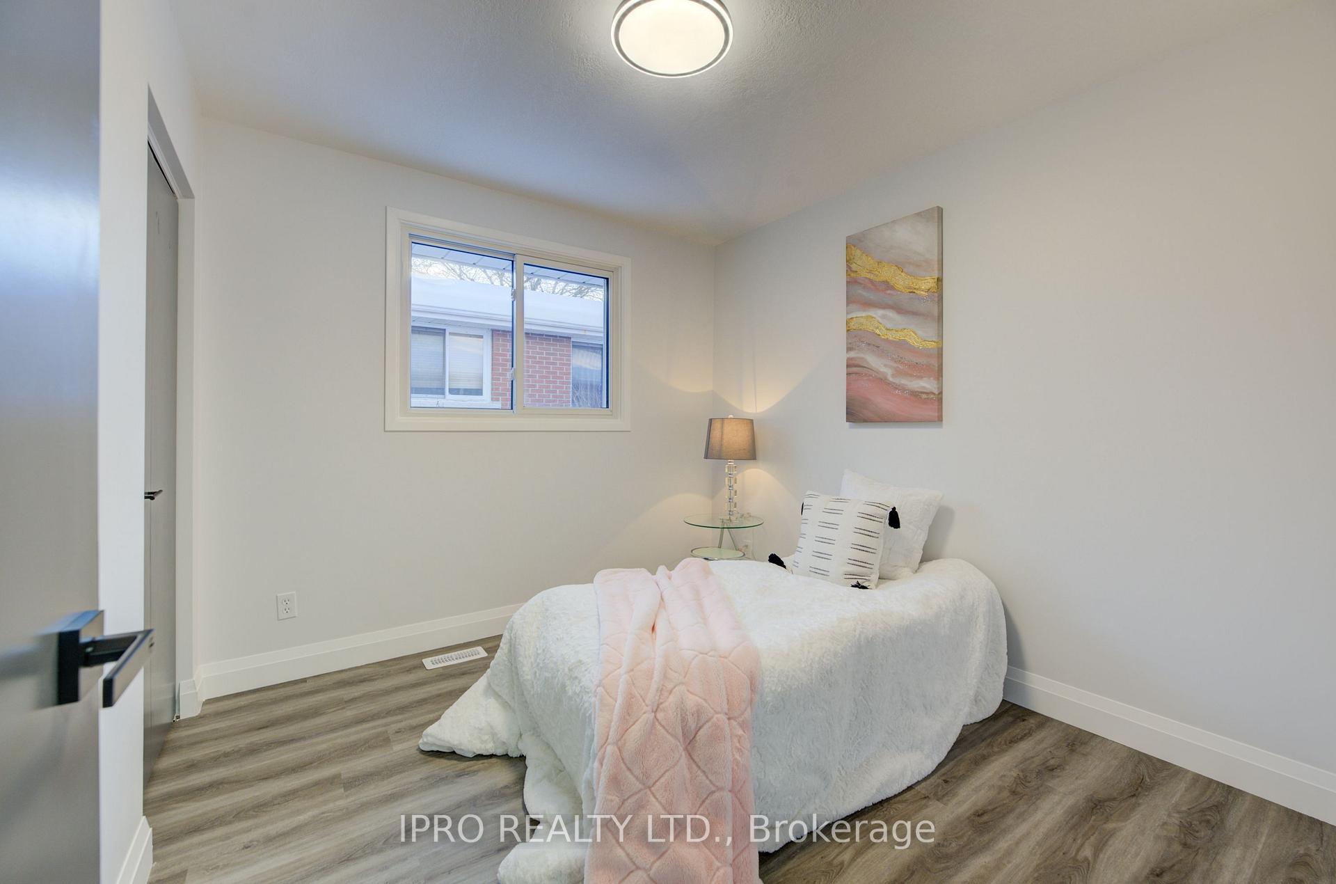 Photo 16 of 18 Martinglen Crescent, Kitchener — HOMEH