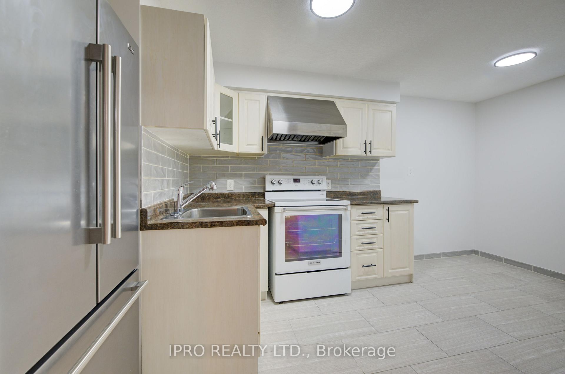 Photo 28 of 18 Martinglen Crescent, Kitchener — HOMEH