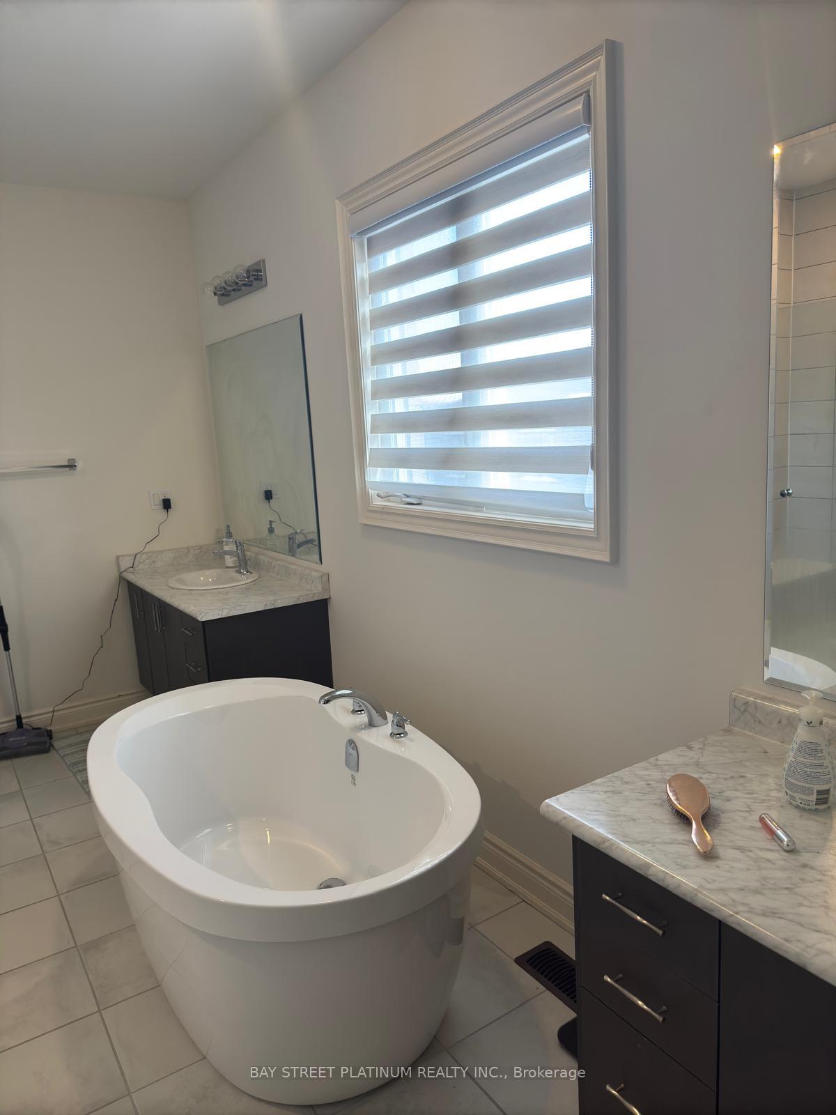 Photo 16 of 118 Granite Ridge Trail, Hamilton, Waterdown — HOMEH