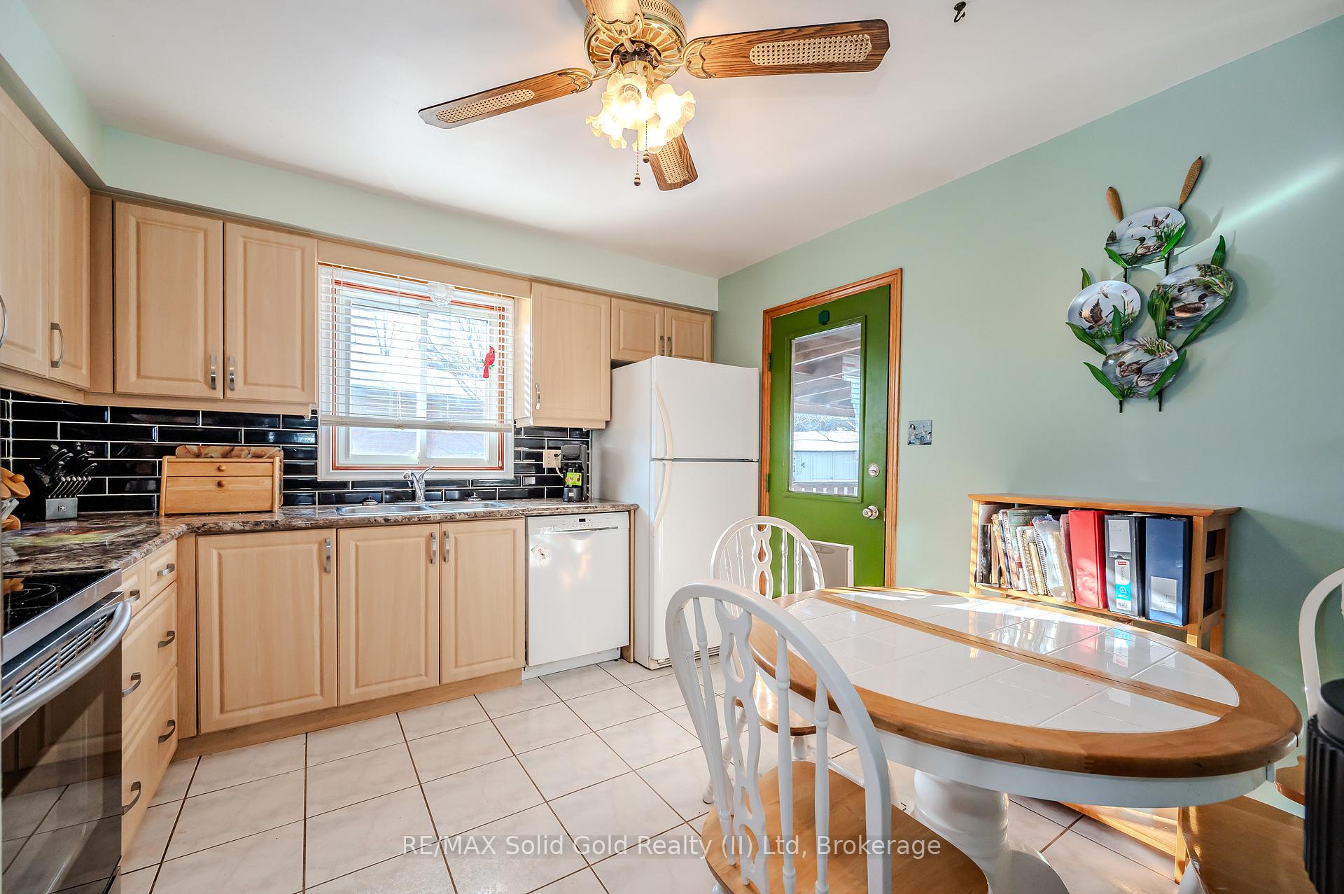 Photo 11 of 120 Albion Court, Kitchener — HOMEH