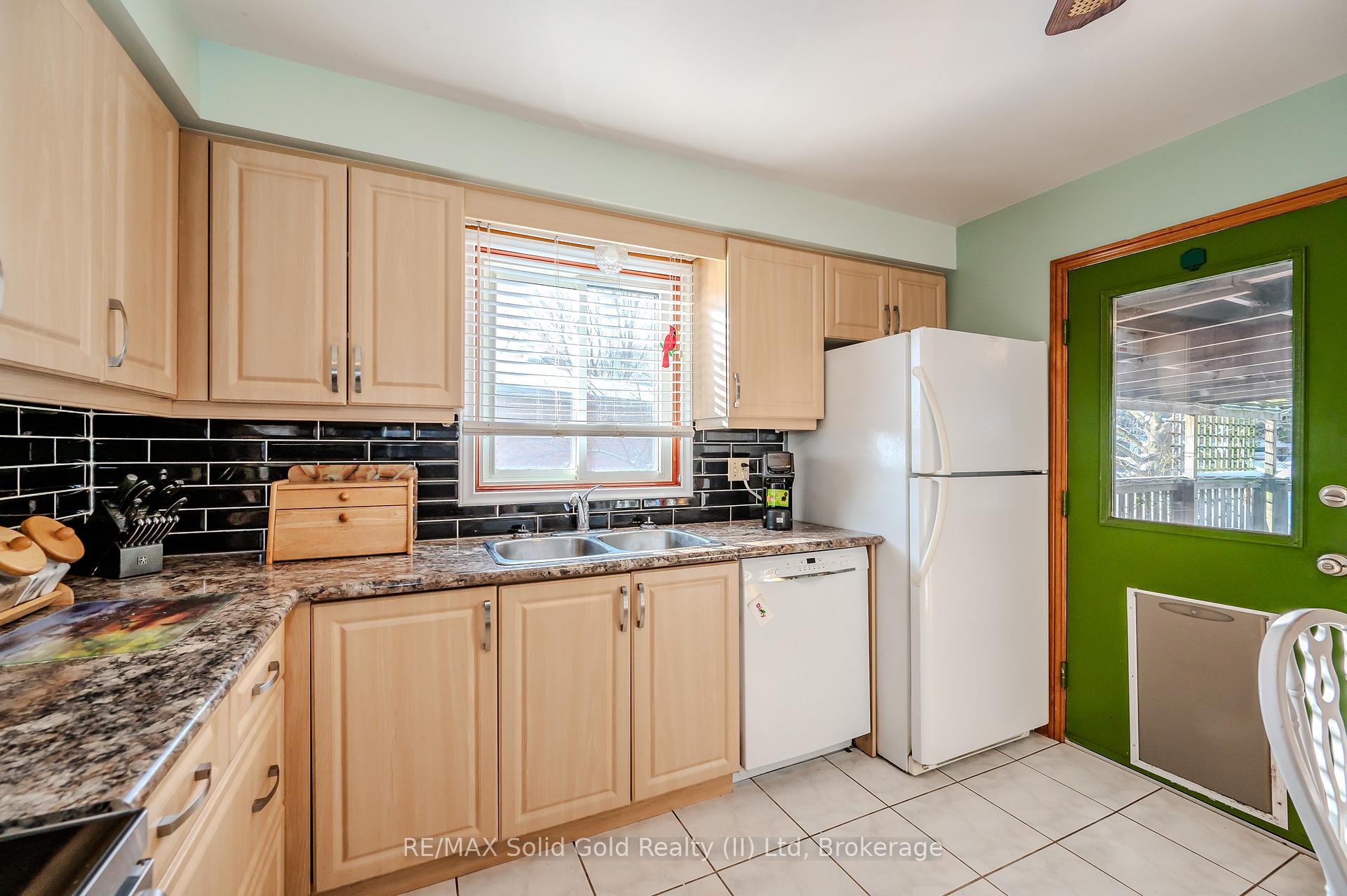 Photo 12 of 120 Albion Court, Kitchener — HOMEH