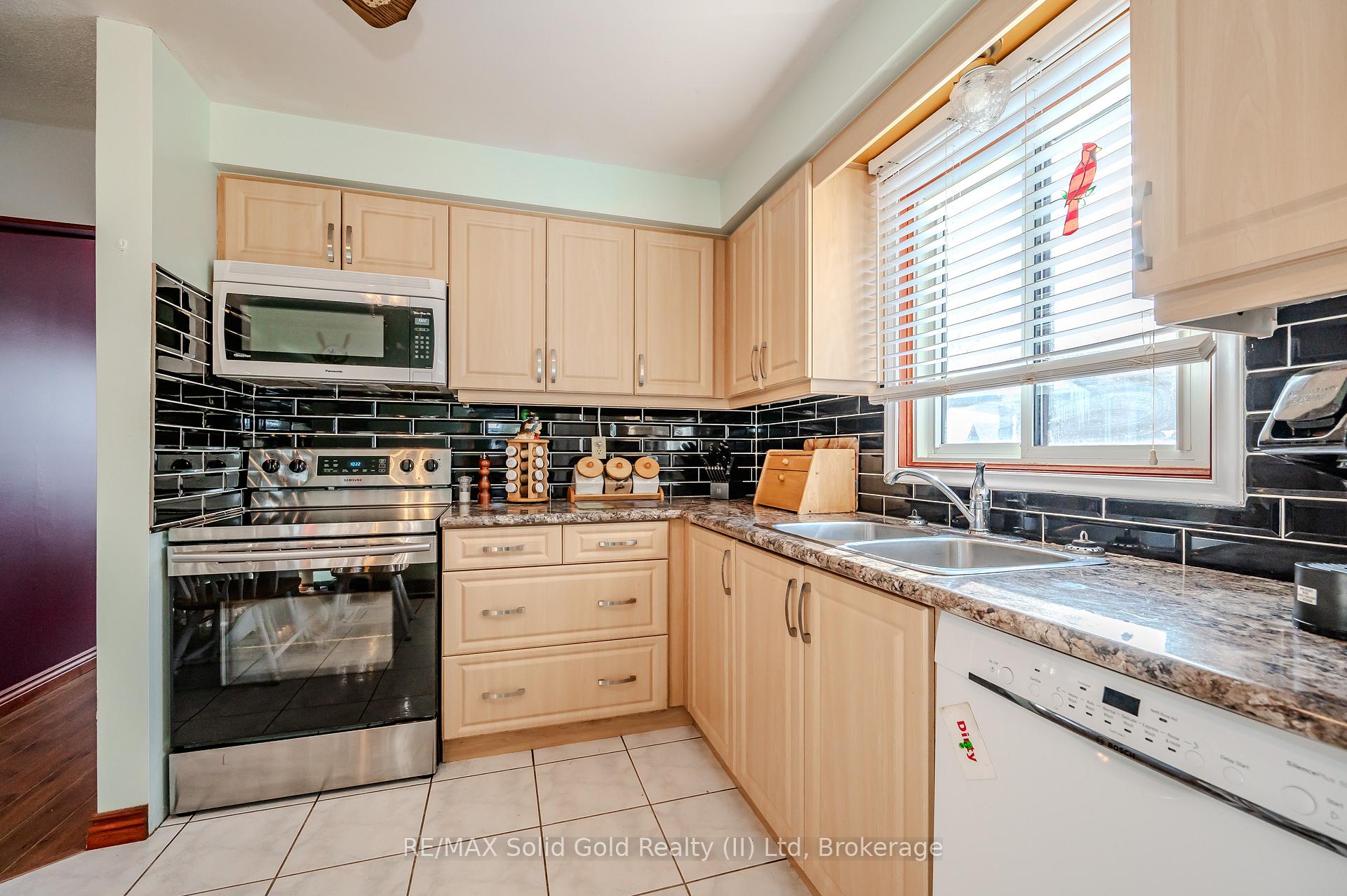 Photo 13 of 120 Albion Court, Kitchener — HOMEH