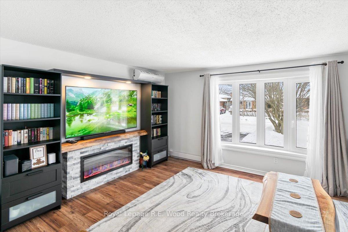 Photo 4 of 37 Connelly Drive, Kitchener — HOMEH