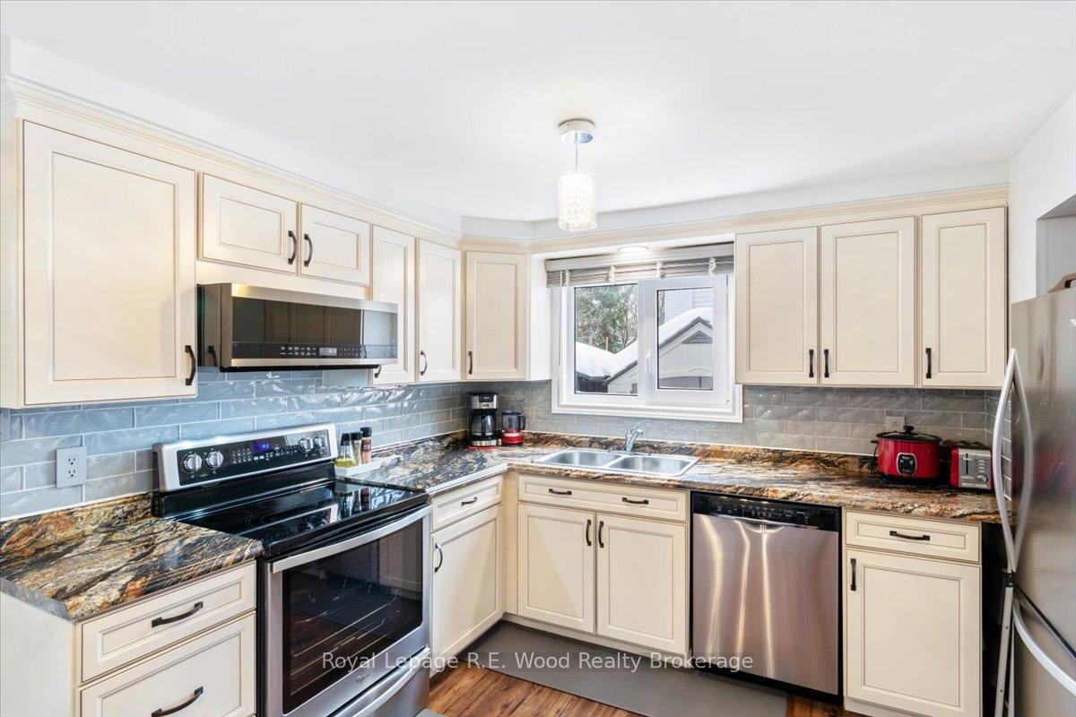 Photo 7 of 37 Connelly Drive, Kitchener — HOMEH