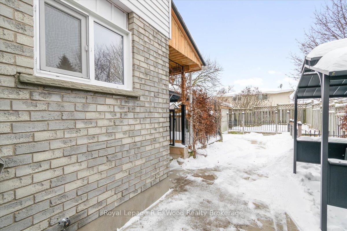 Photo 25 of 37 Connelly Drive, Kitchener — HOMEH