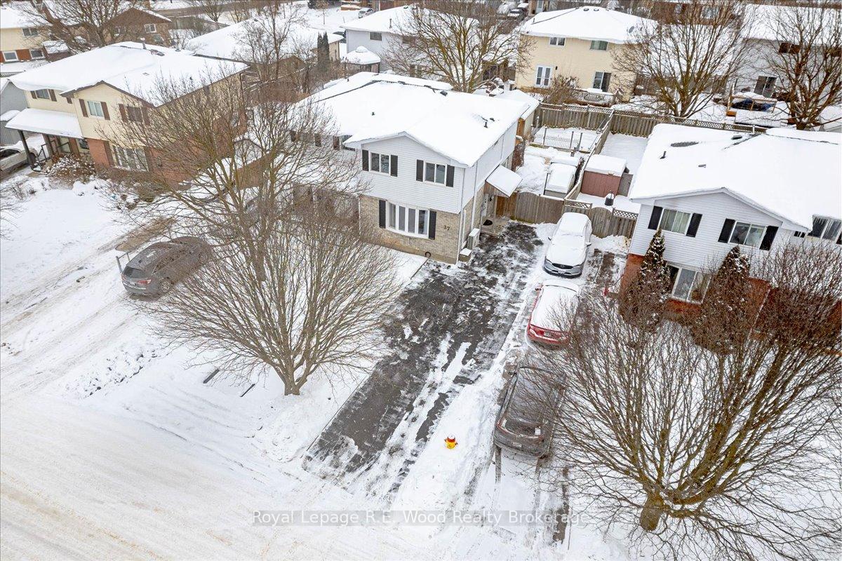 Photo 30 of 37 Connelly Drive, Kitchener — HOMEH