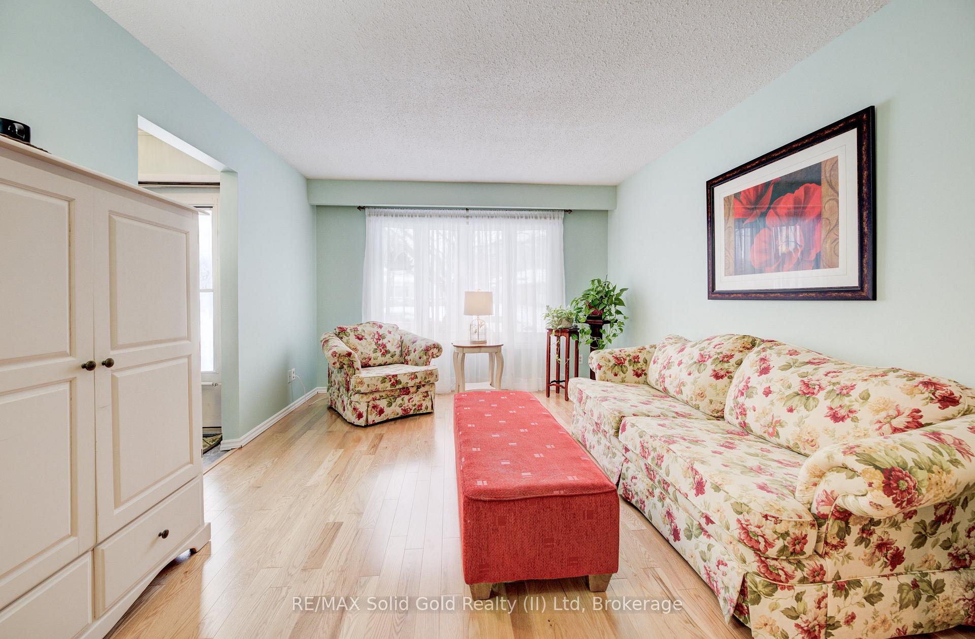 Photo 3 of 115 Uxbridge Crescent, Kitchener — HOMEH