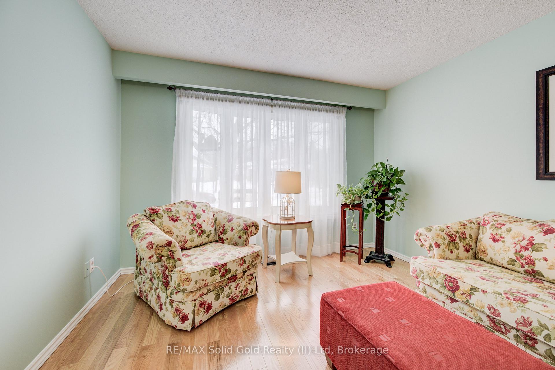 Photo 4 of 115 Uxbridge Crescent, Kitchener — HOMEH
