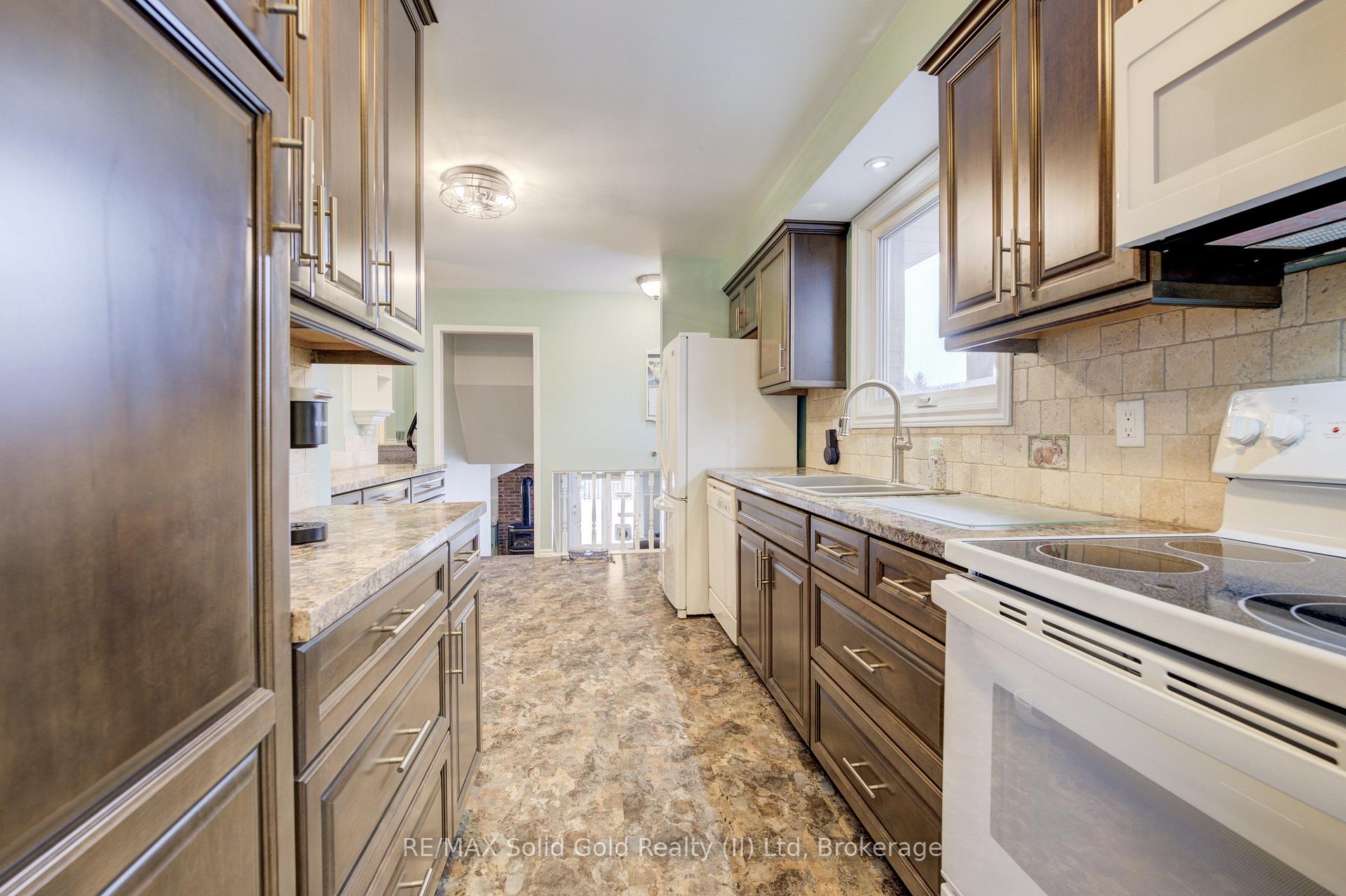 Photo 11 of 115 Uxbridge Crescent, Kitchener — HOMEH