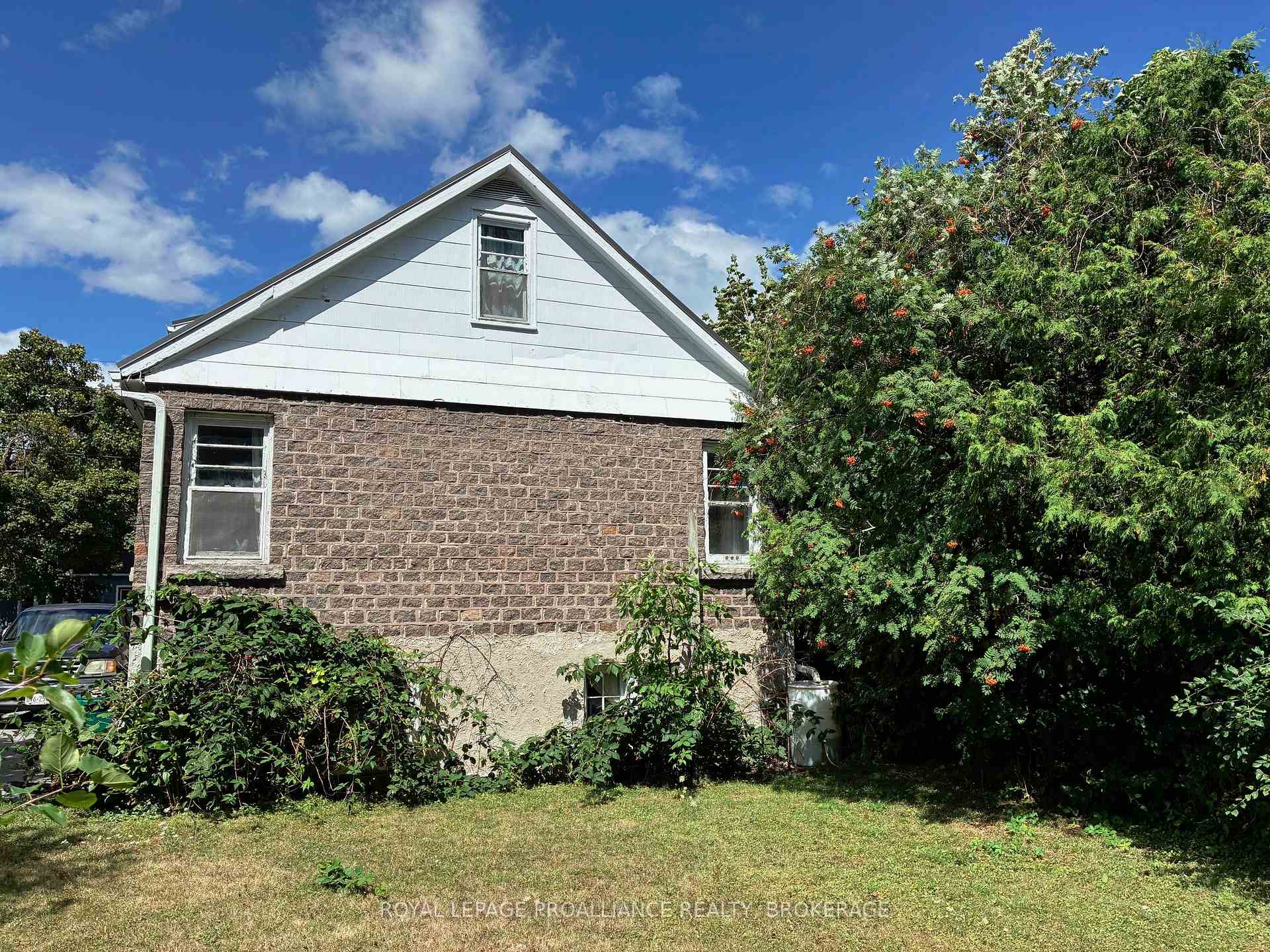 Photo 2 of 808 Brock Street, Kingston, Central City East — HOMEH