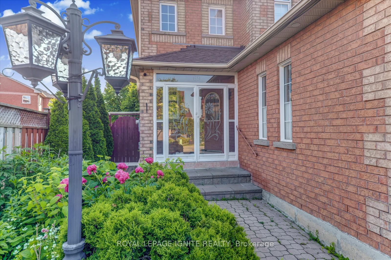 Photo 3 of 69 Sandham Crescent, Markham, Middlefield — HOMEH