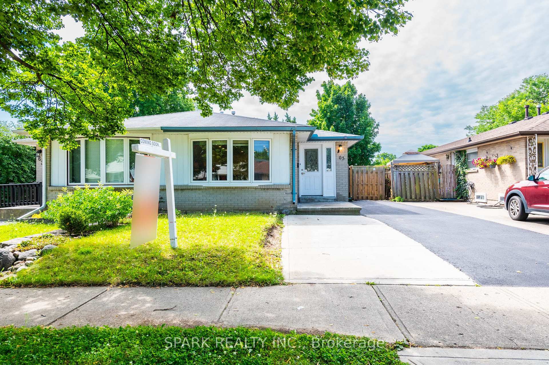 Photo 2 of 65 Dalegrove Drive, Kitchener, Victoria Hills — HOMEH