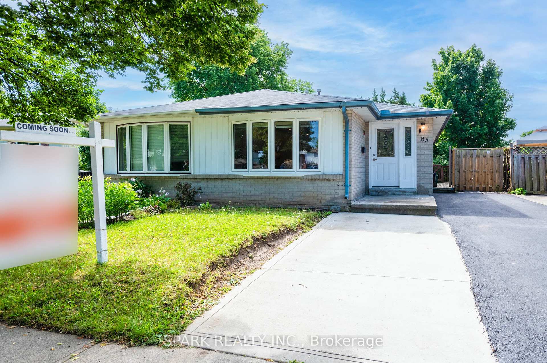 Photo 3 of 65 Dalegrove Drive, Kitchener, Victoria Hills — HOMEH