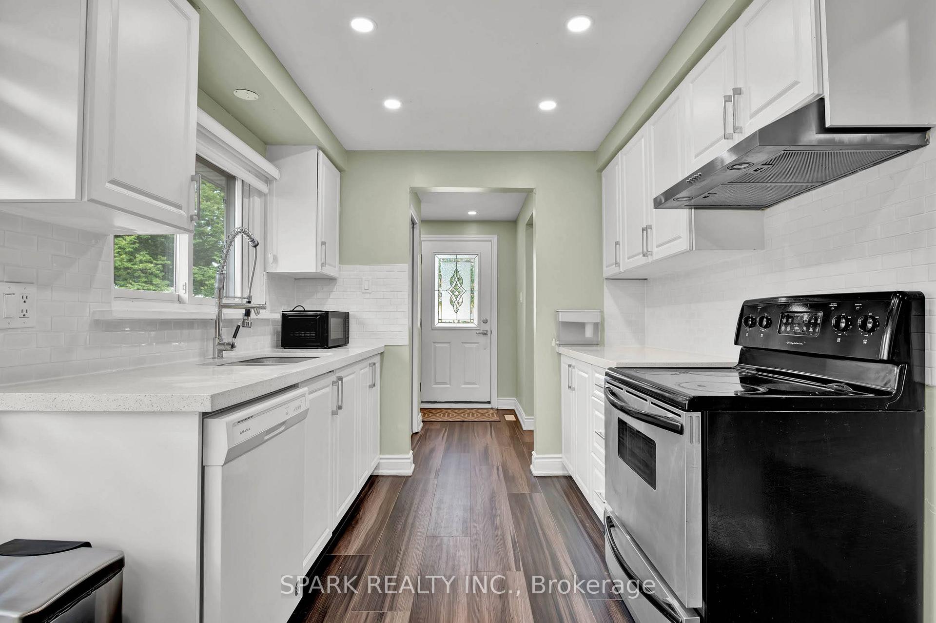 Photo 12 of 65 Dalegrove Drive, Kitchener, Victoria Hills — HOMEH