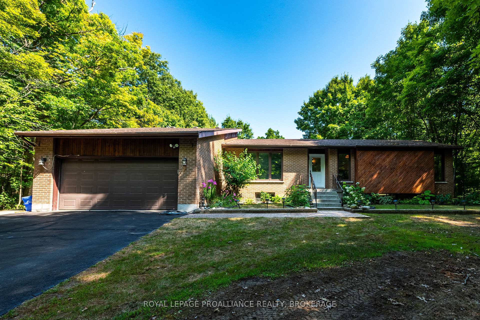 Front of 1596 Grousewood Lane
