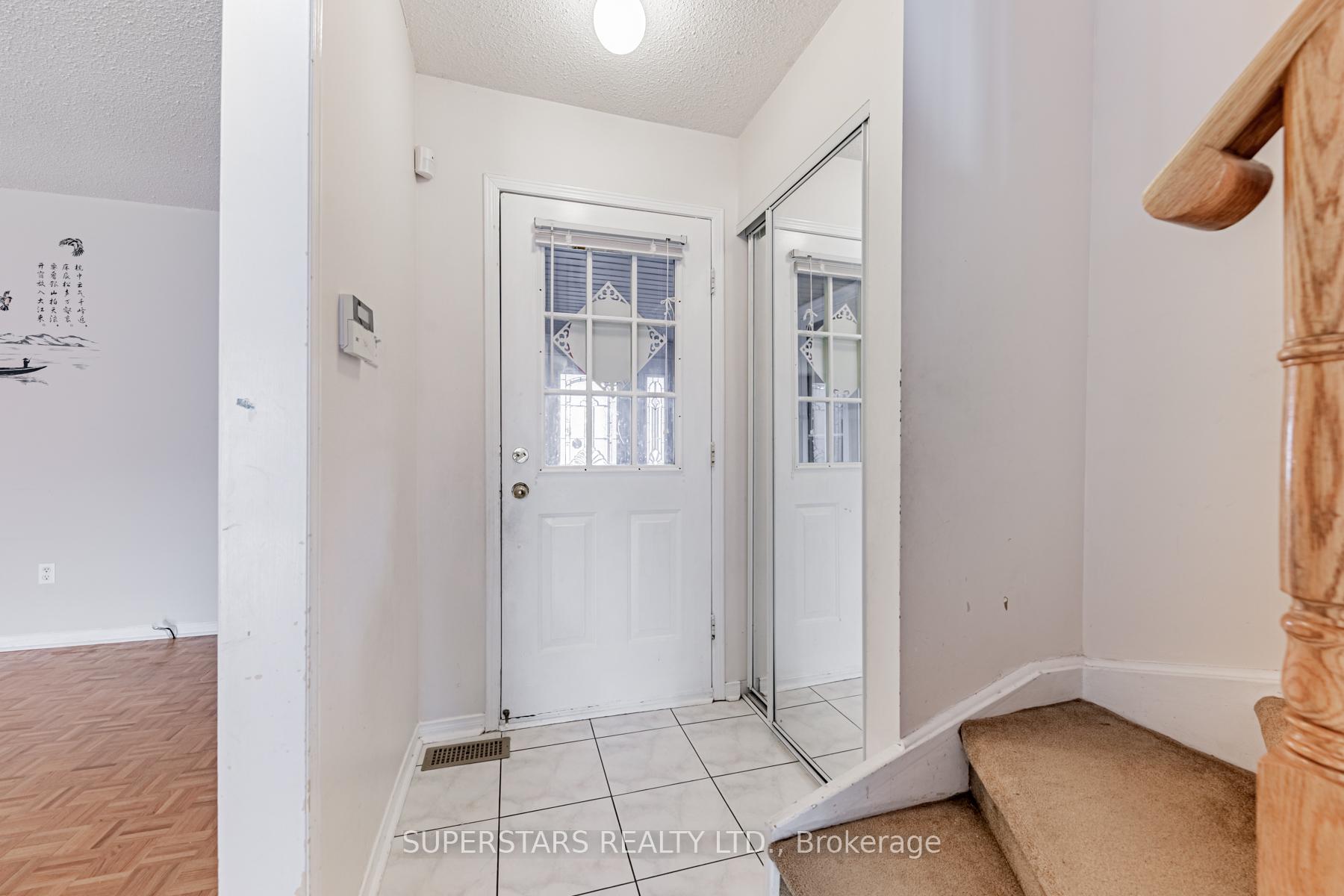 Photo 4 of 40 Mindy Crescent, Markham, Middlefield — HOMEH