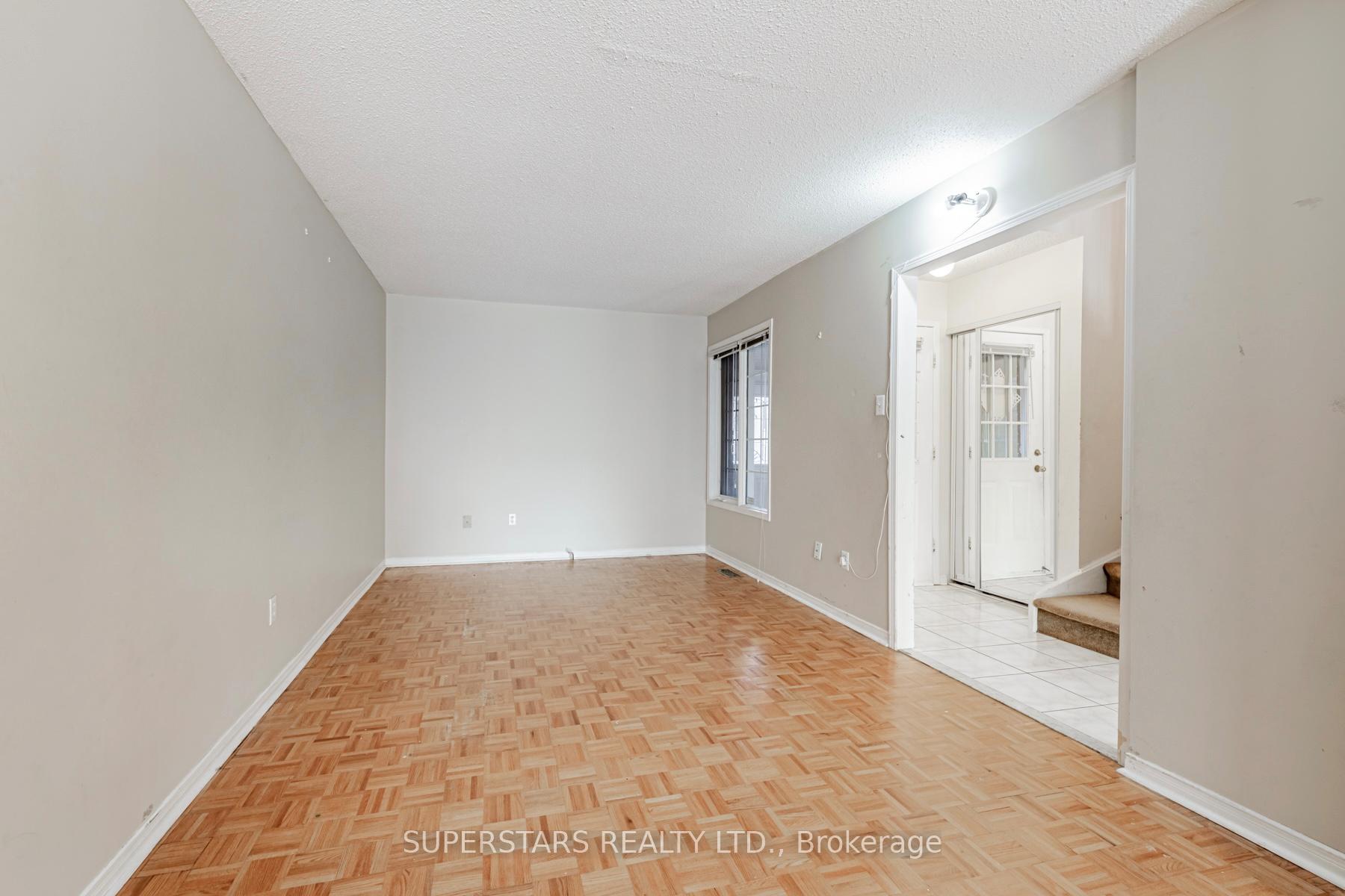 Photo 5 of 40 Mindy Crescent, Markham, Middlefield — HOMEH