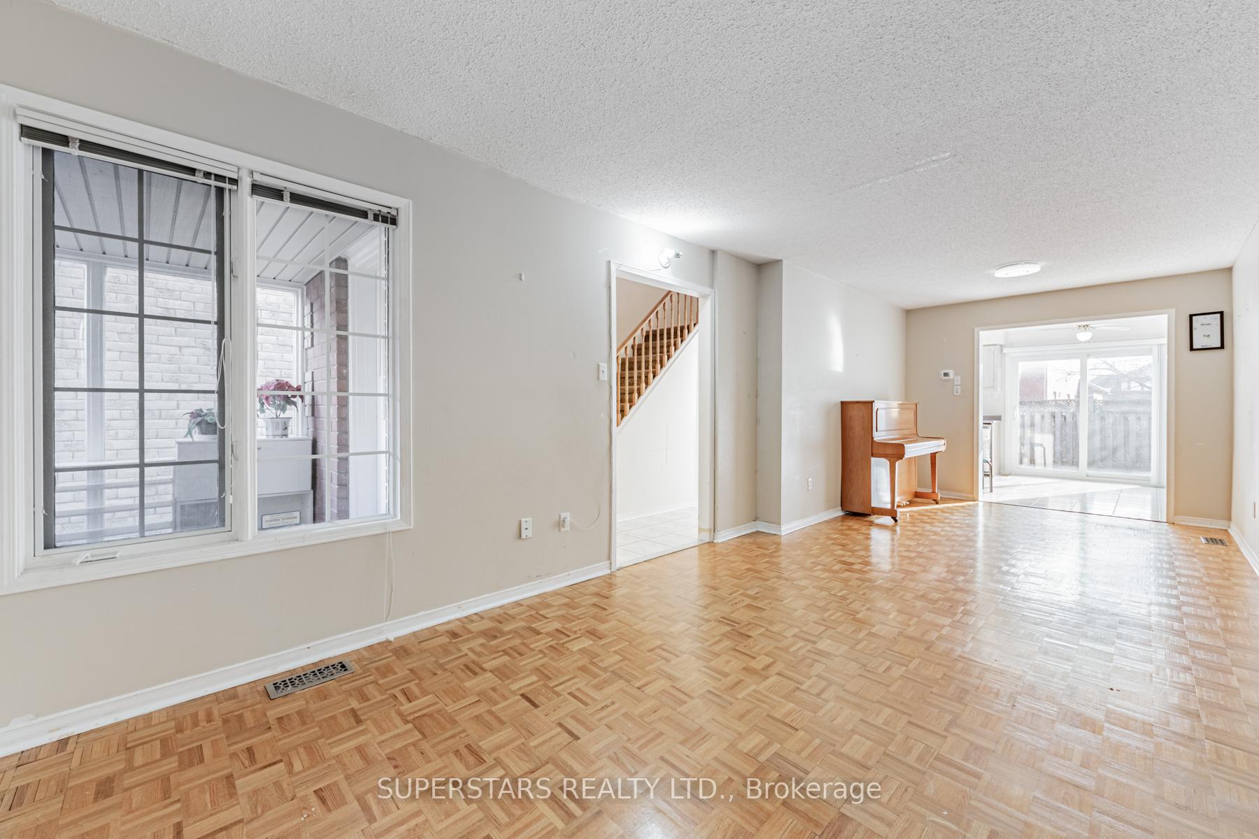 Photo 6 of 40 Mindy Crescent, Markham, Middlefield — HOMEH