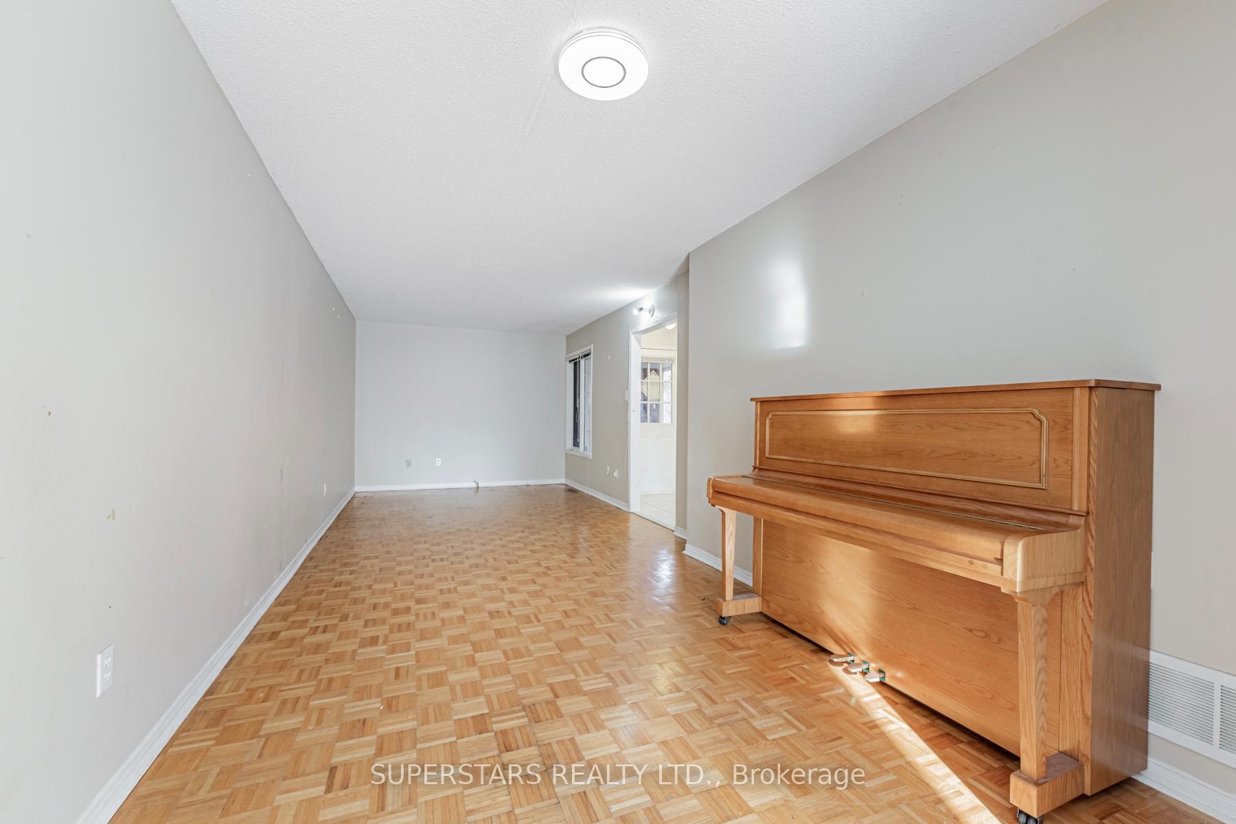 Photo 7 of 40 Mindy Crescent, Markham, Middlefield — HOMEH