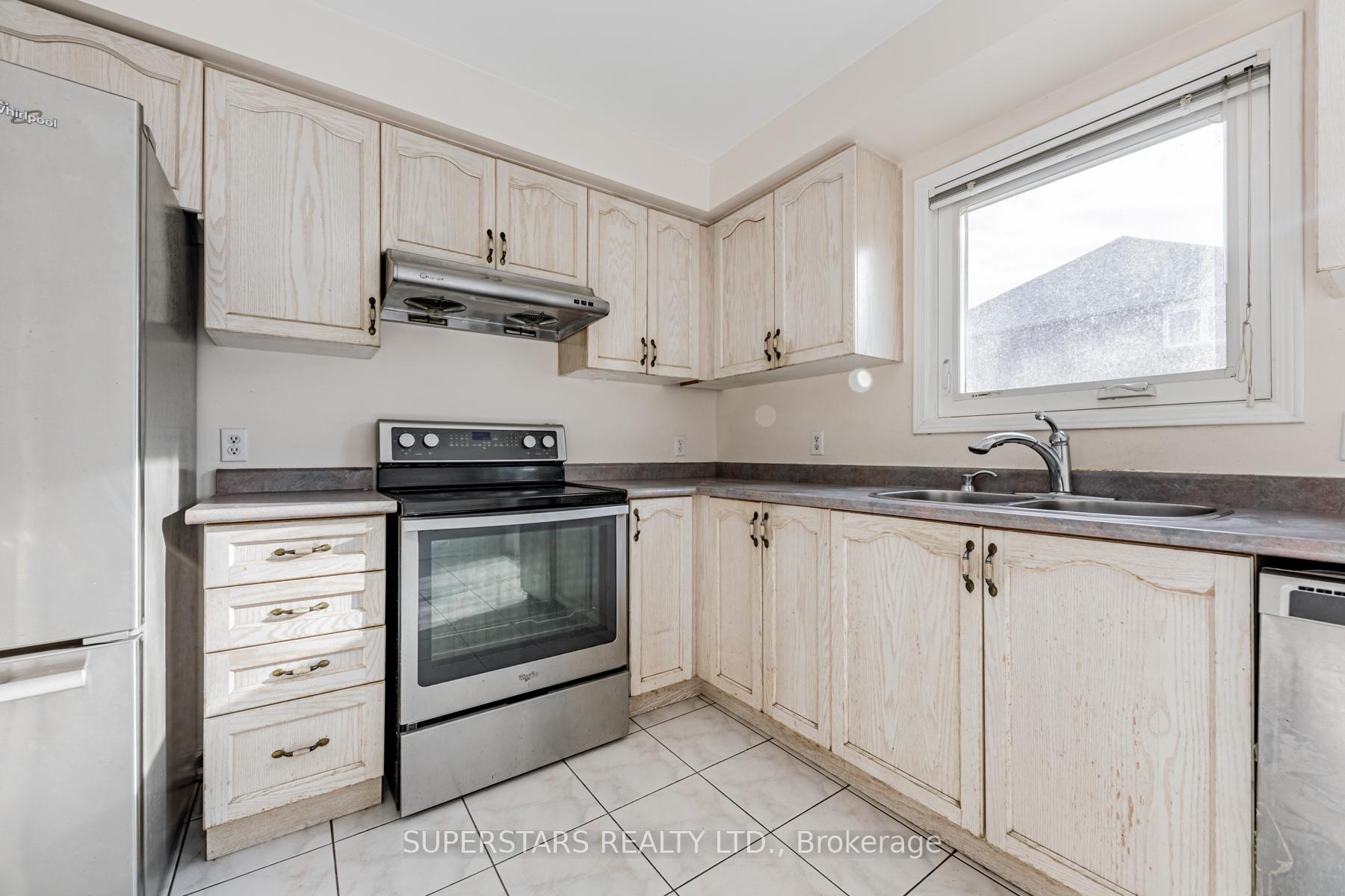 Photo 8 of 40 Mindy Crescent, Markham, Middlefield — HOMEH