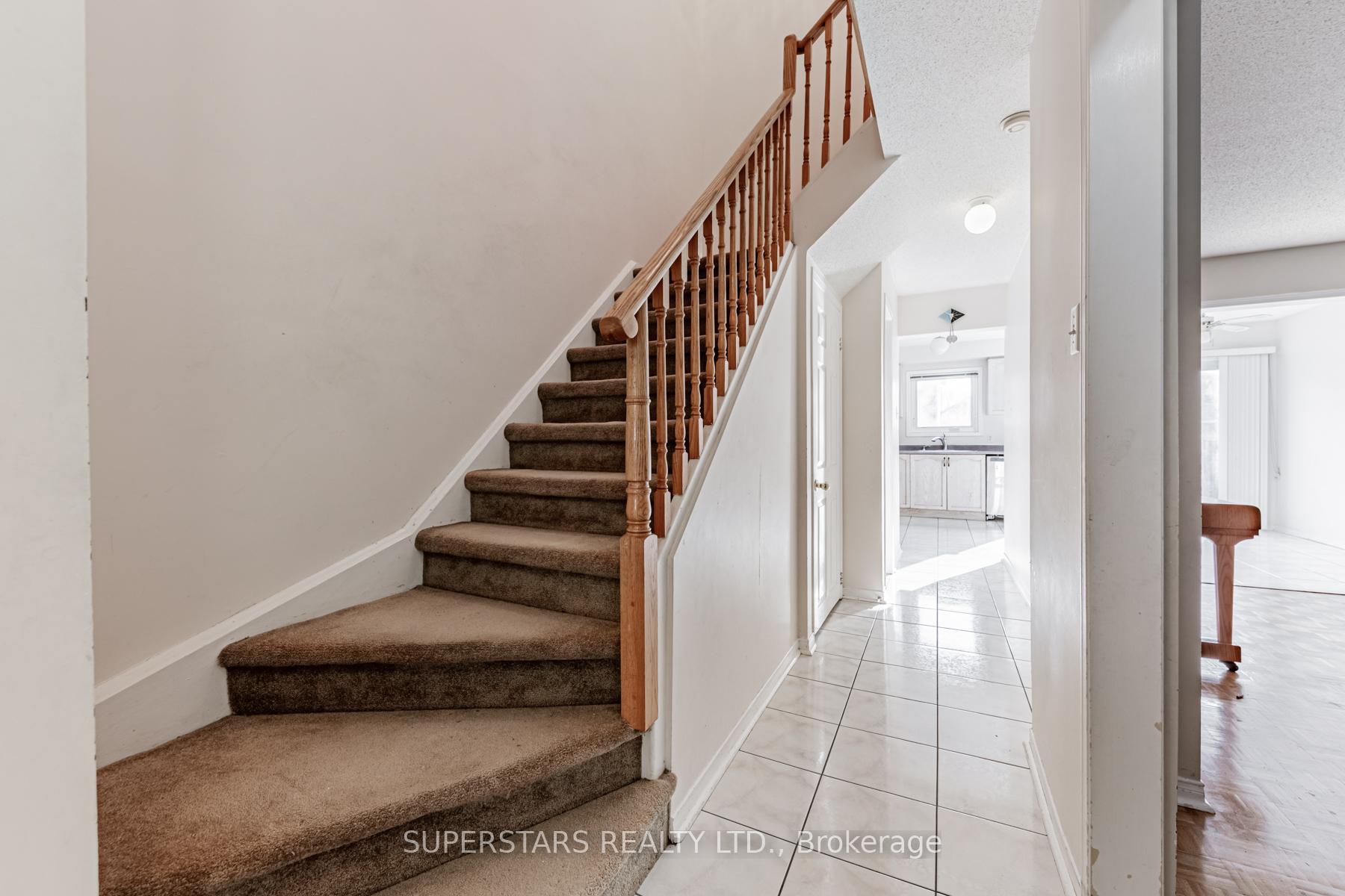Photo 11 of 40 Mindy Crescent, Markham, Middlefield — HOMEH