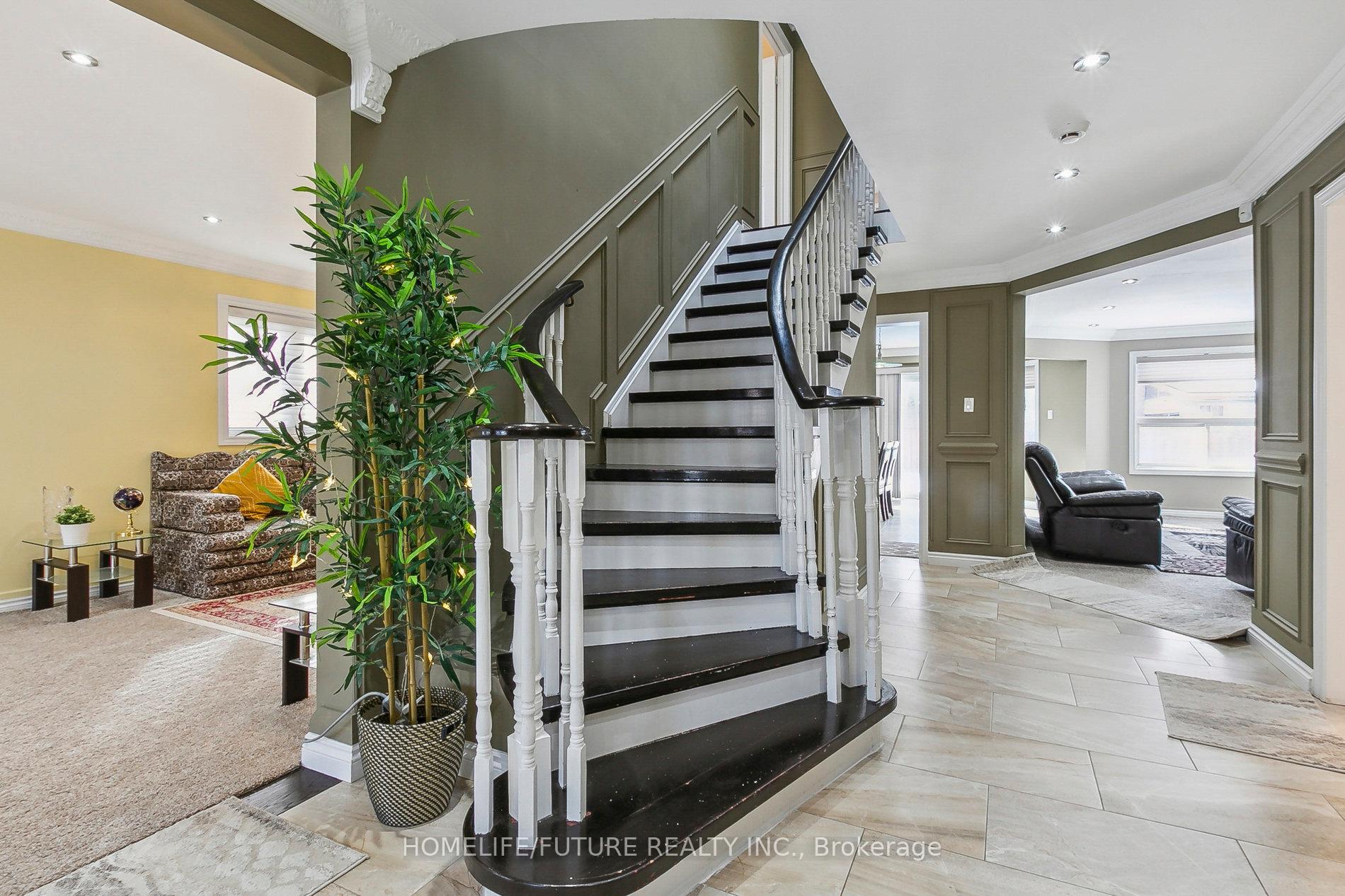 Photo 5 of 44 Norman Ross Drive, Markham, Middlefield — HOMEH