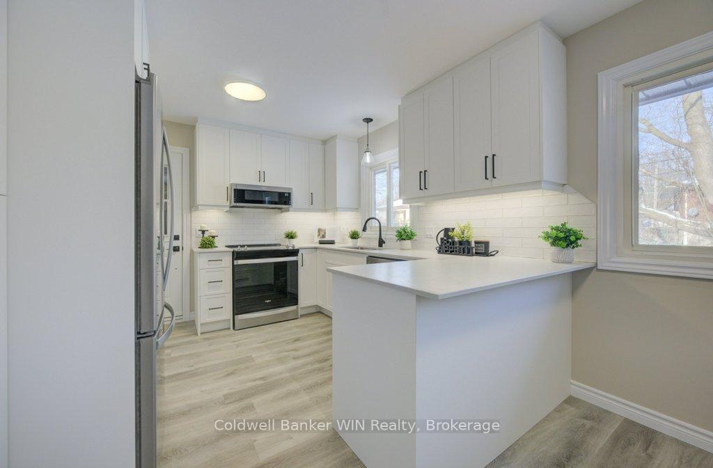 Photo 10 of 60 Gilmour Crescent, Kitchener — HOMEH
