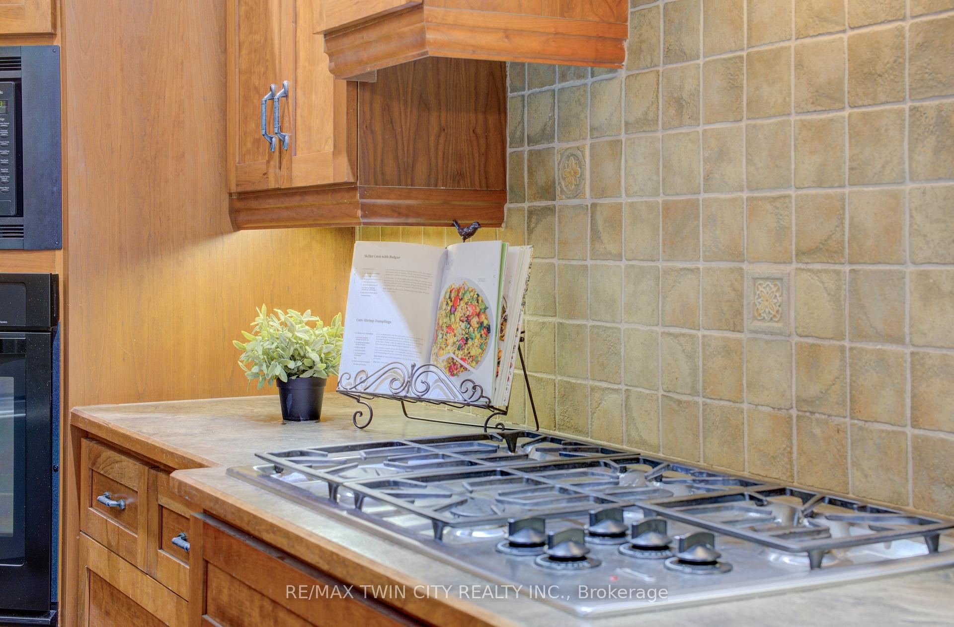 Photo 15 of 154 Forfar Avenue, Kitchener — HOMEH