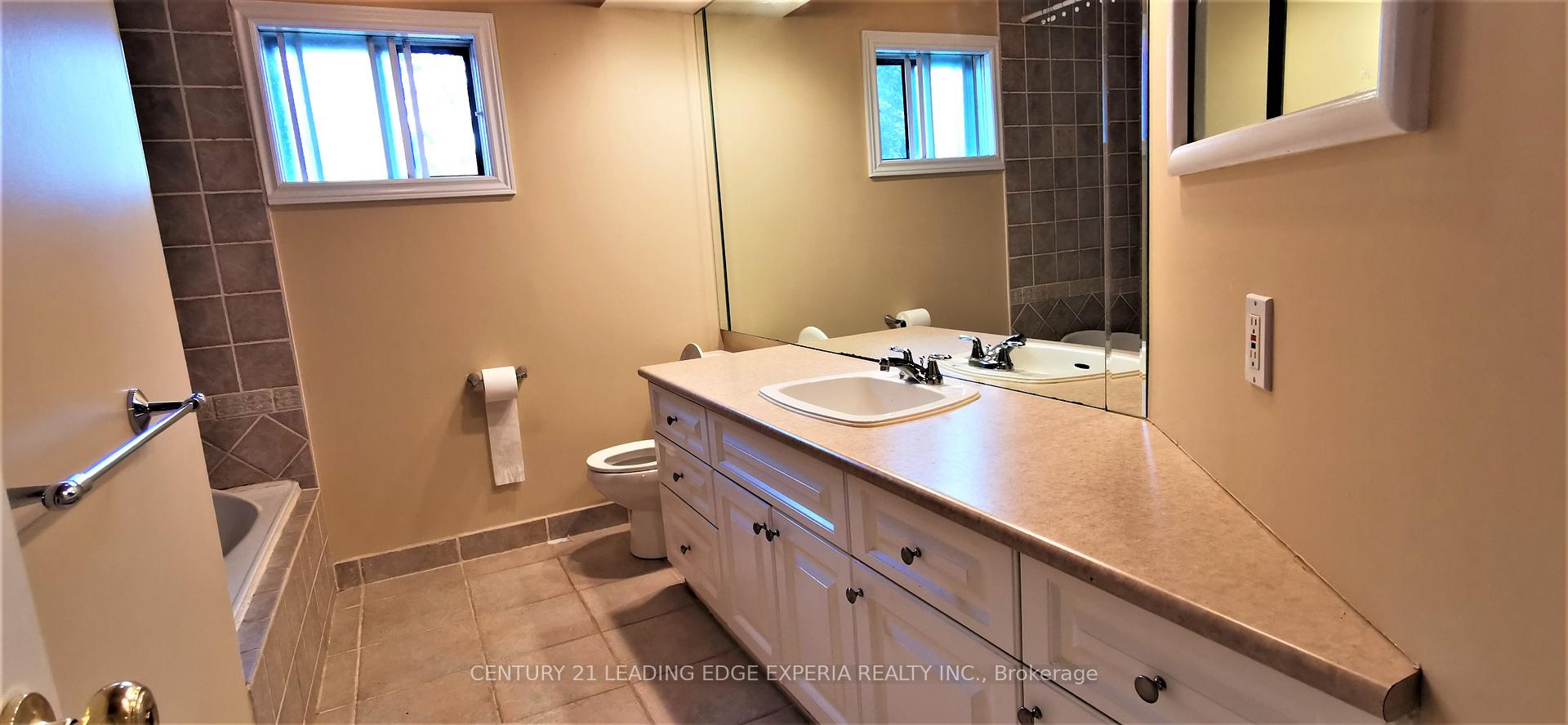 Photo 15 of 37 Sir Brandiles Place, Markham, Markham Village — HOMEH