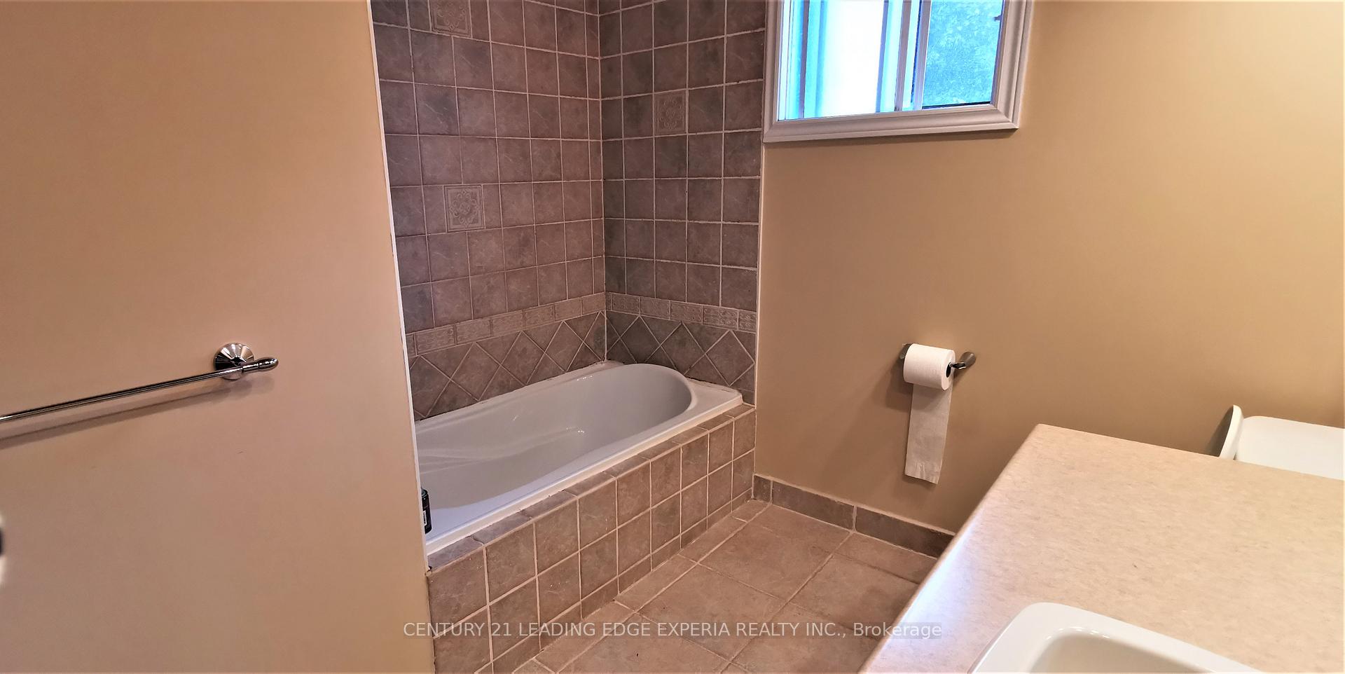 Photo 16 of 37 Sir Brandiles Place, Markham, Markham Village — HOMEH