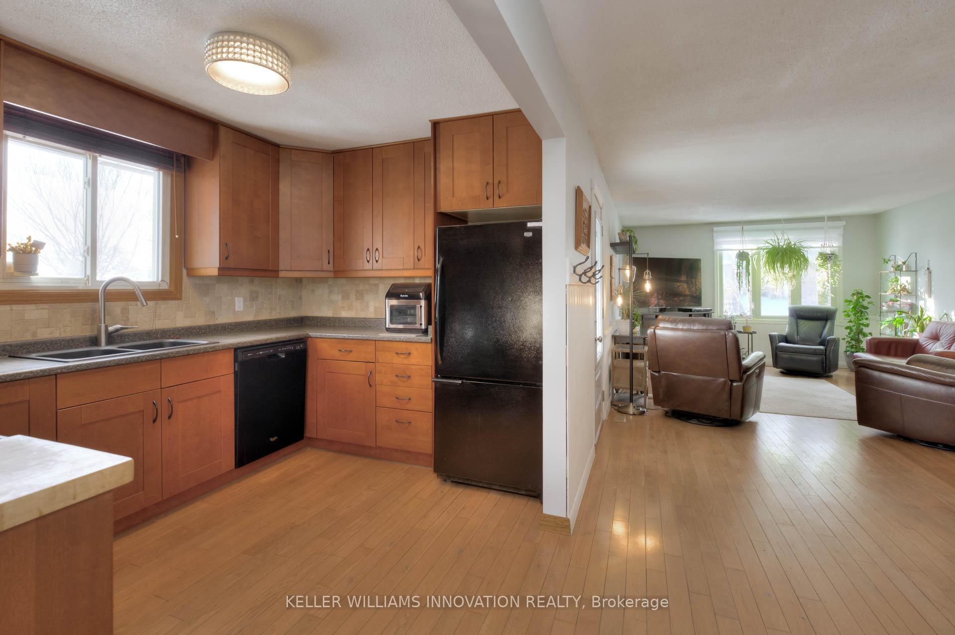 Photo 8 of 37 Harvest Court, Kitchener — HOMEH