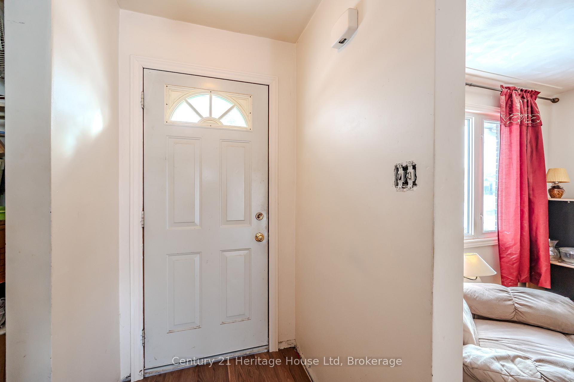 Photo 3 of 41 Roberts Crescent, Kitchener — HOMEH