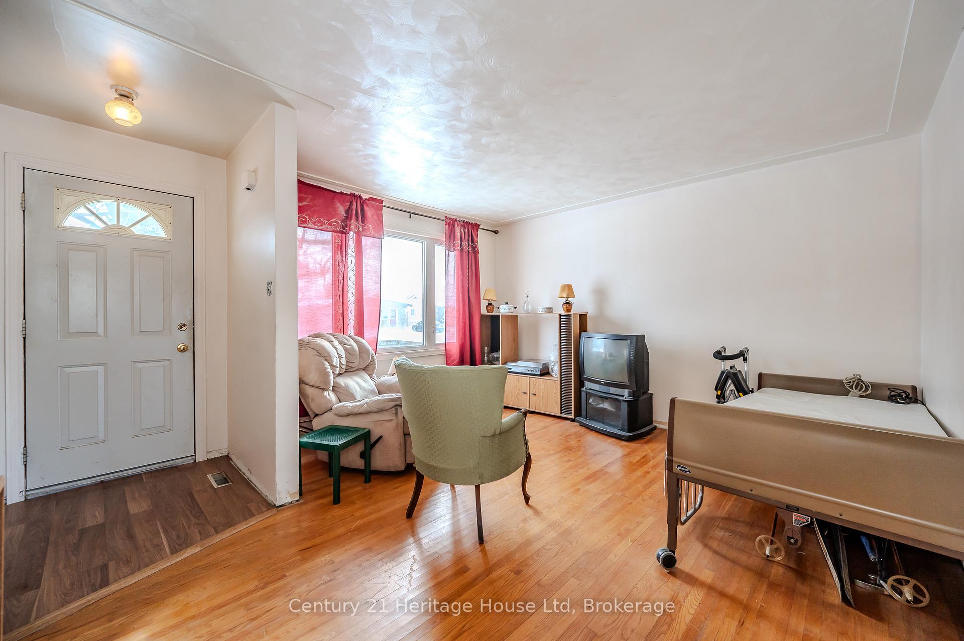 Photo 4 of 41 Roberts Crescent, Kitchener — HOMEH