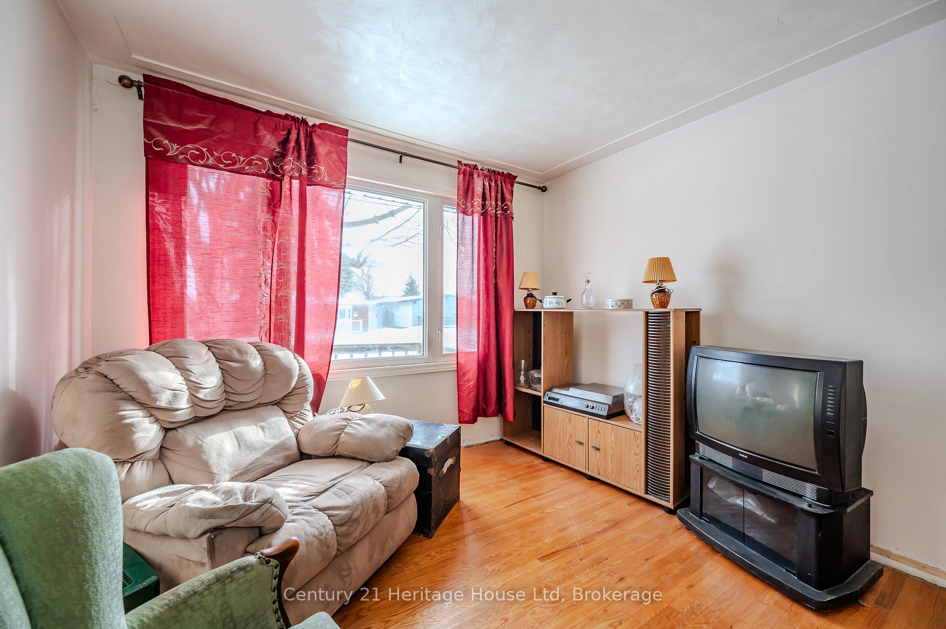 Photo 6 of 41 Roberts Crescent, Kitchener — HOMEH