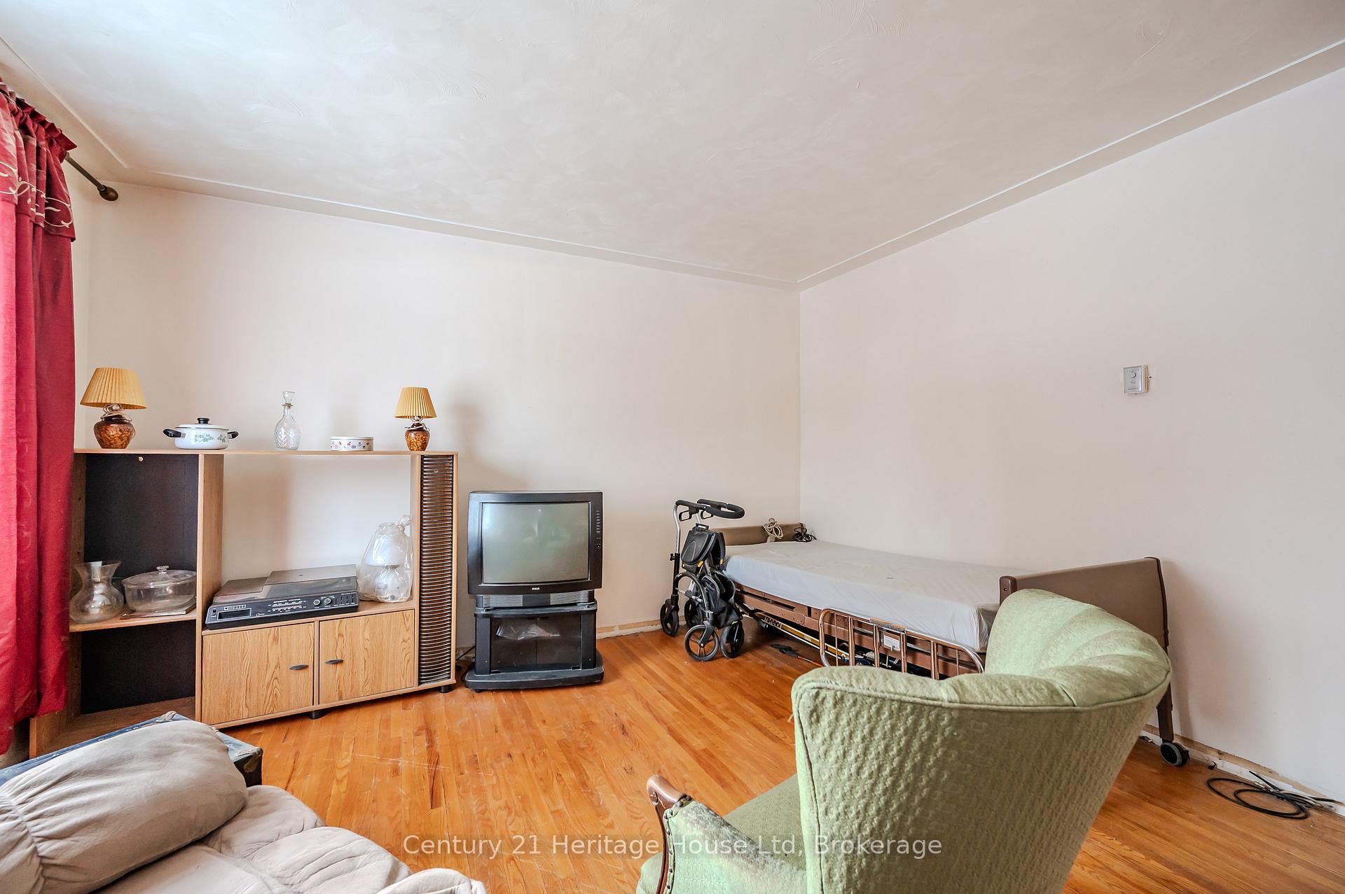 Photo 7 of 41 Roberts Crescent, Kitchener — HOMEH