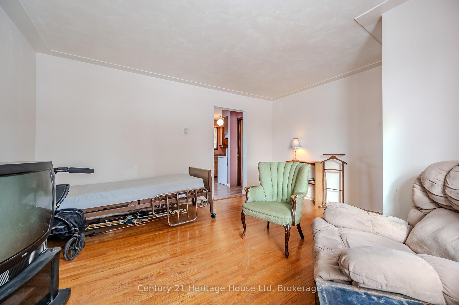 Photo 8 of 41 Roberts Crescent, Kitchener — HOMEH