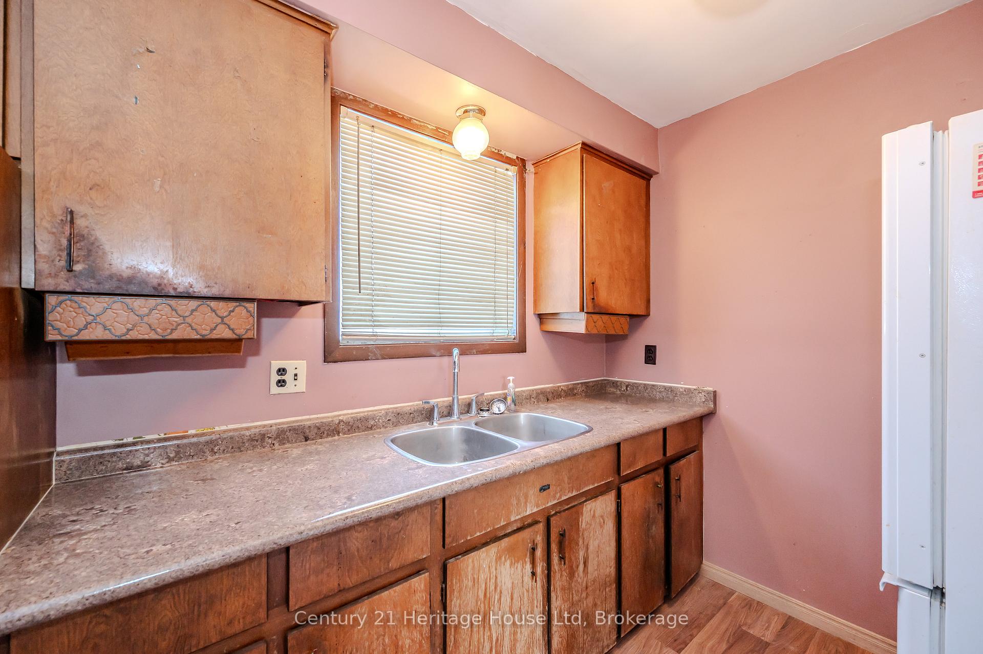 Photo 10 of 41 Roberts Crescent, Kitchener — HOMEH