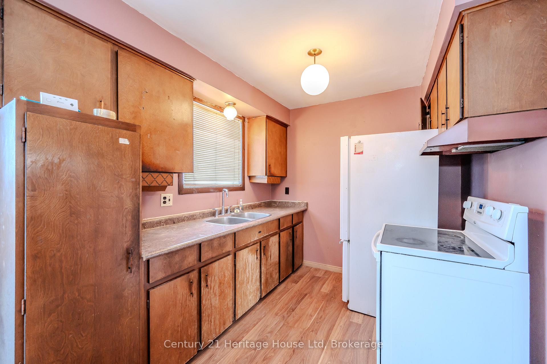 Photo 11 of 41 Roberts Crescent, Kitchener — HOMEH