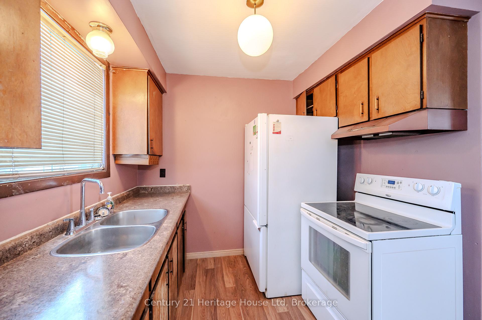 Photo 12 of 41 Roberts Crescent, Kitchener — HOMEH