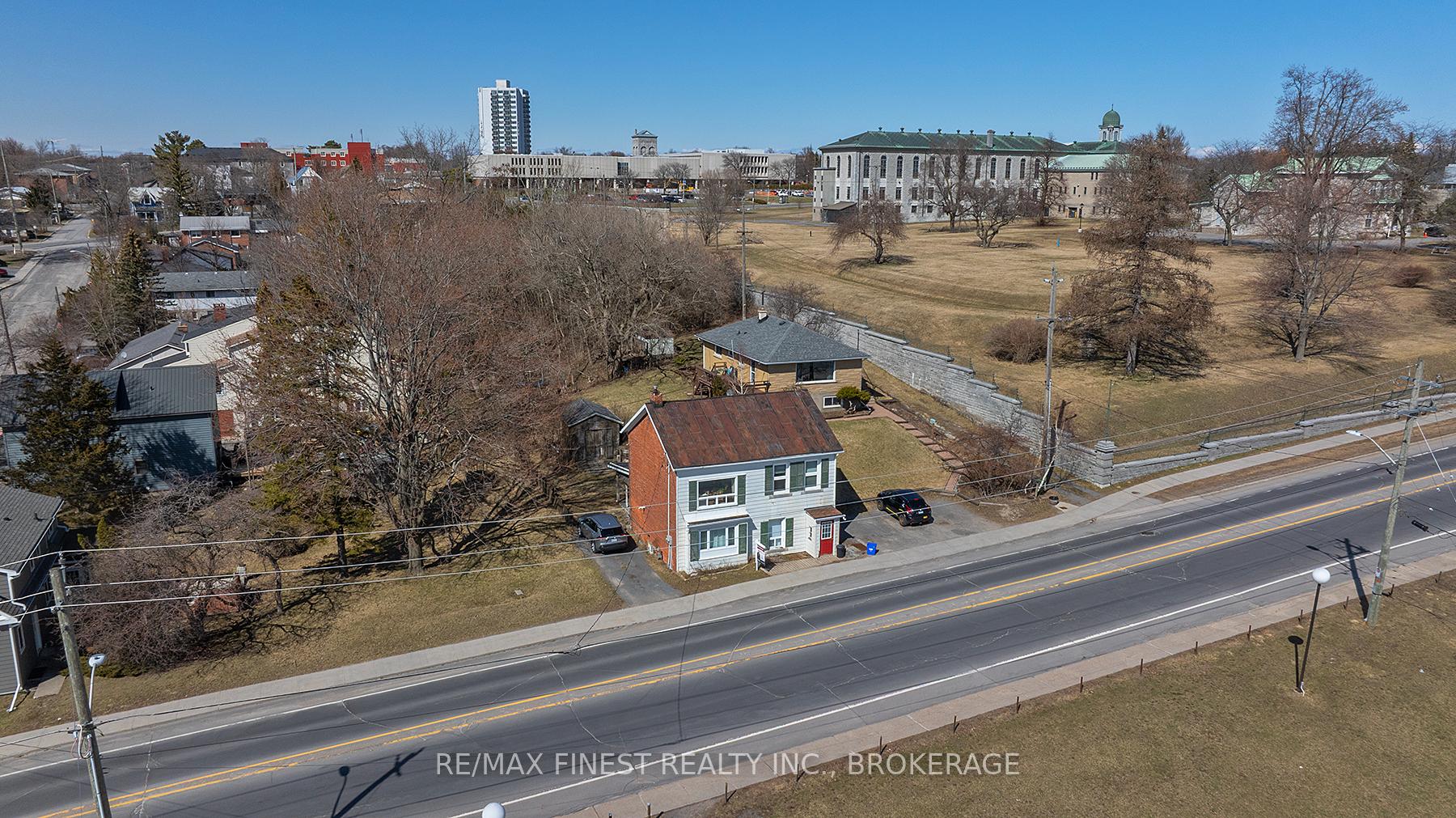 Front of 589 King Street W