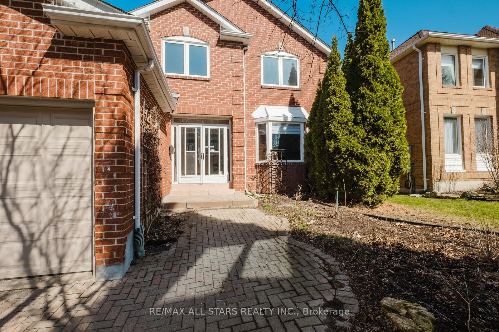 Photo 3 of 10 Heathmore Court, Markham, Unionville — HOMEH