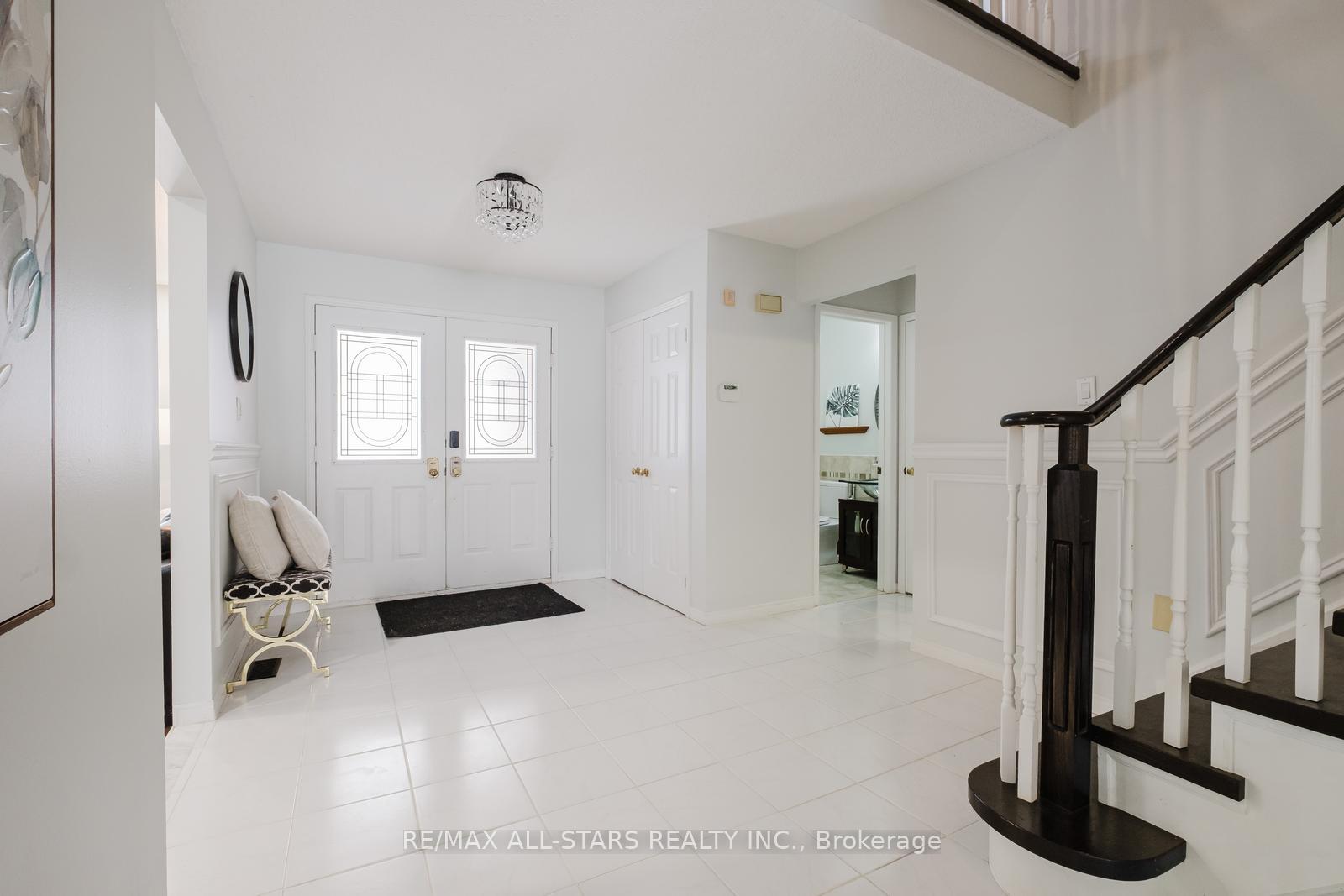 Photo 4 of 10 Heathmore Court, Markham, Unionville — HOMEH